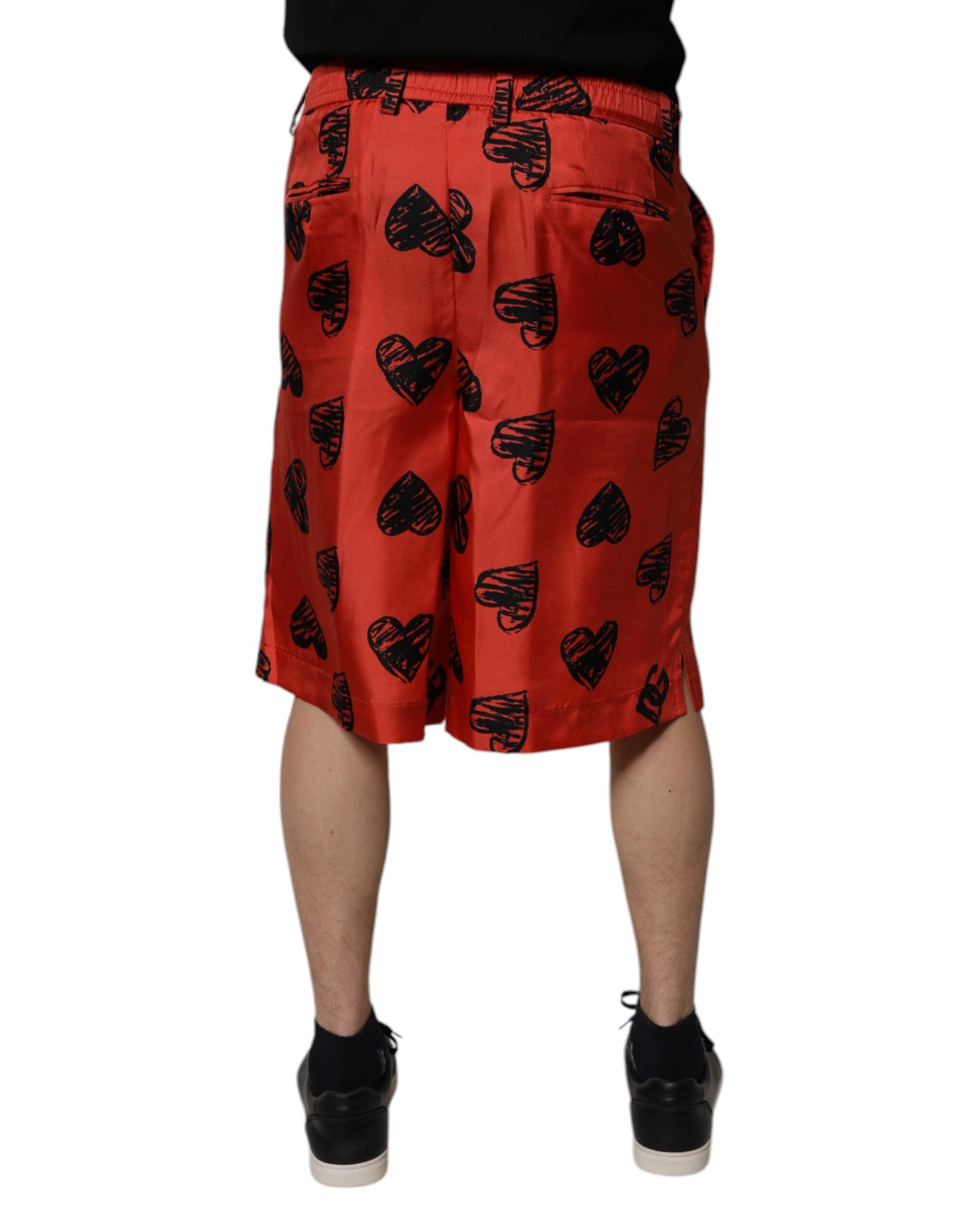 Shorts Bermuda en soie orange avec motif cœur de Dolce & Gabbana, style élégant et confortable pour l'été.
