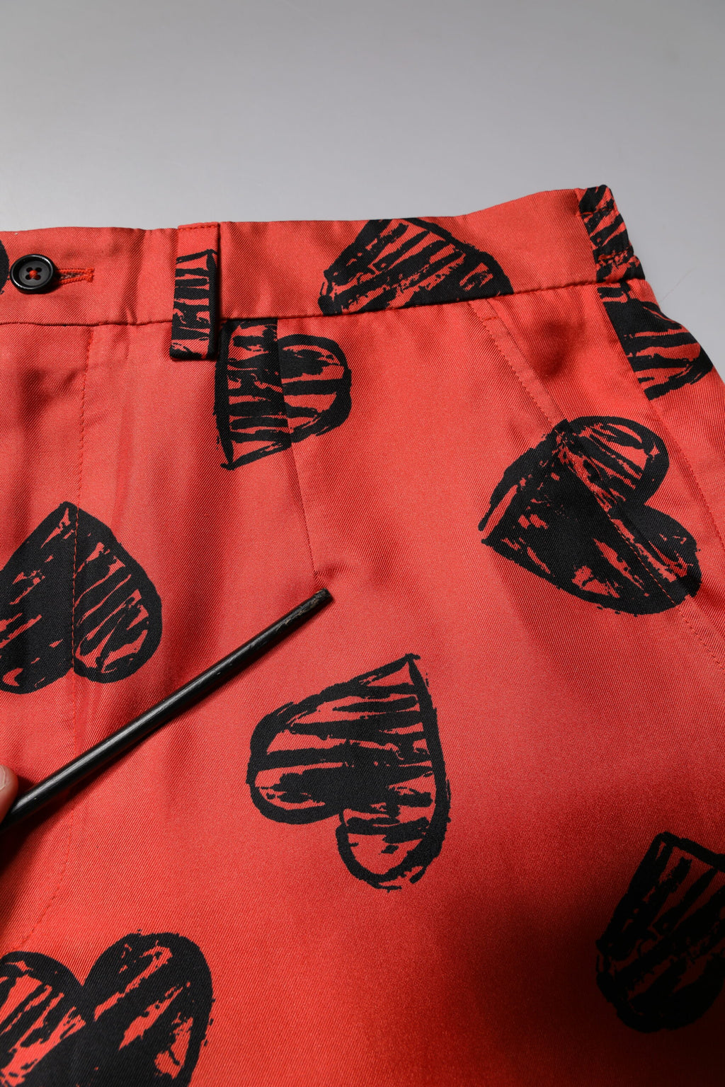 Shorts bermuda en soie orange à motif cœur de Dolce & Gabbana, style élégant et tendance pour femme.