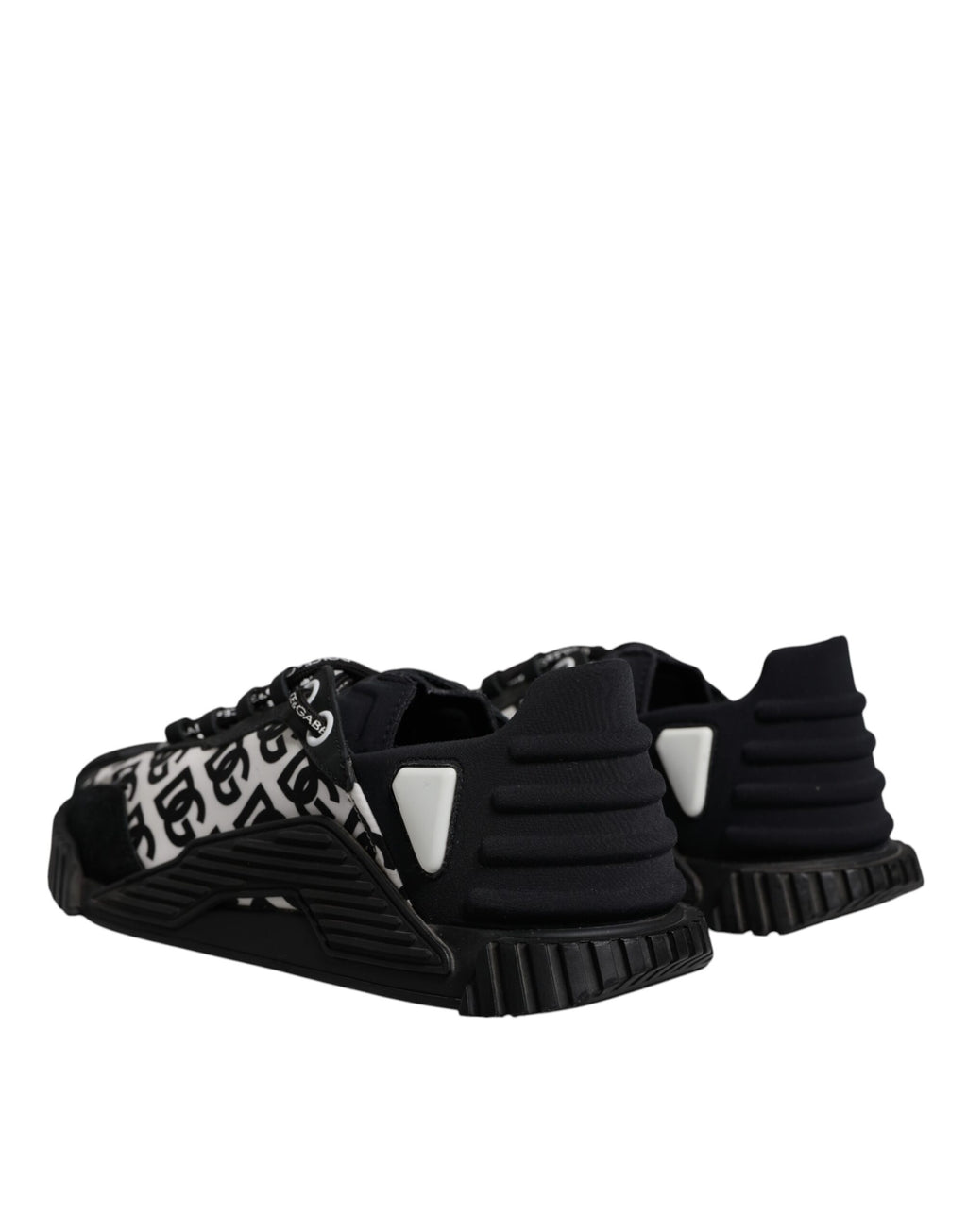 Chaussures de sneakers basses noires Dolce & Gabbana avec logo en dentelle et lacets, style décontracté et élégant.