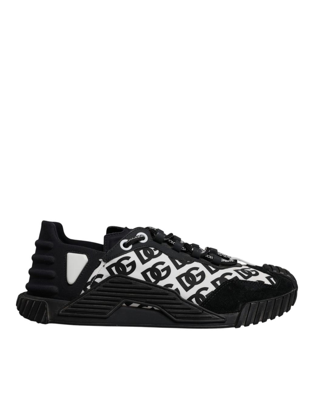 Chaussures sneakers basses Dolce & Gabbana NS1 noires avec logo en dentelle, lacets et semelle blanche, vue de face.