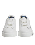 Chaussures sneakers basses Dolce & Gabbana en cuir blanc et bleu avec logo, visibles sous différents angles.