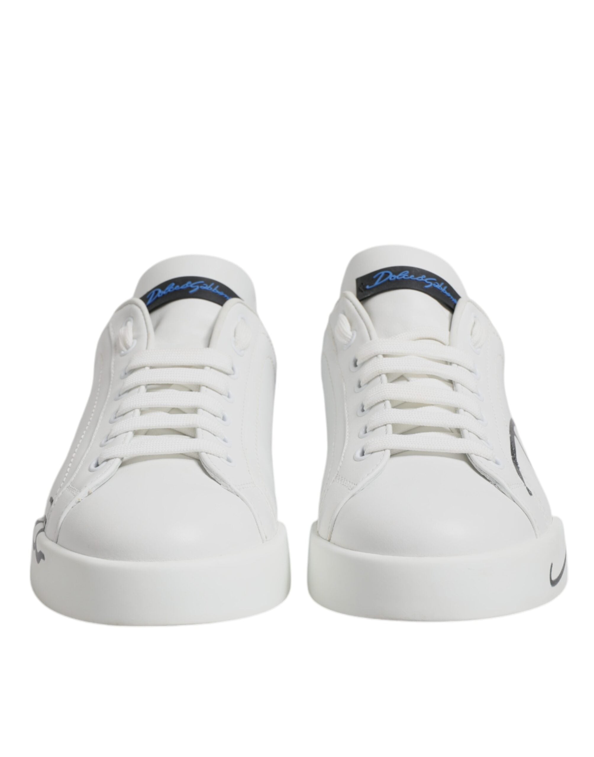 Chaussures sneakers basses Dolce & Gabbana en cuir blanc et bleu avec logo, visibles sous différents angles.