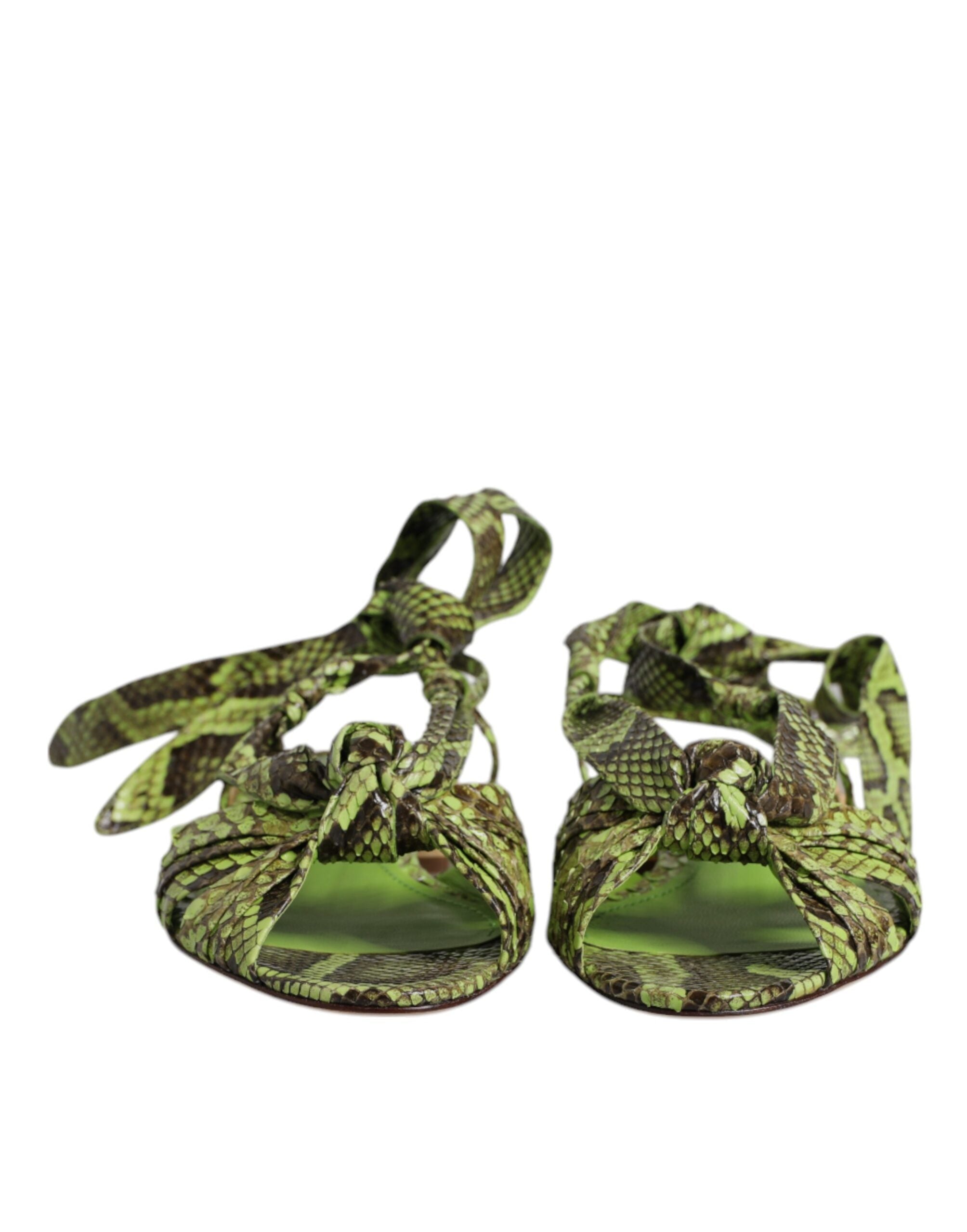 Sandales à talons ankle-wrap Dolce & Gabbana avec imprimé animal vert et détails élégants, pour un look sophistiqué.