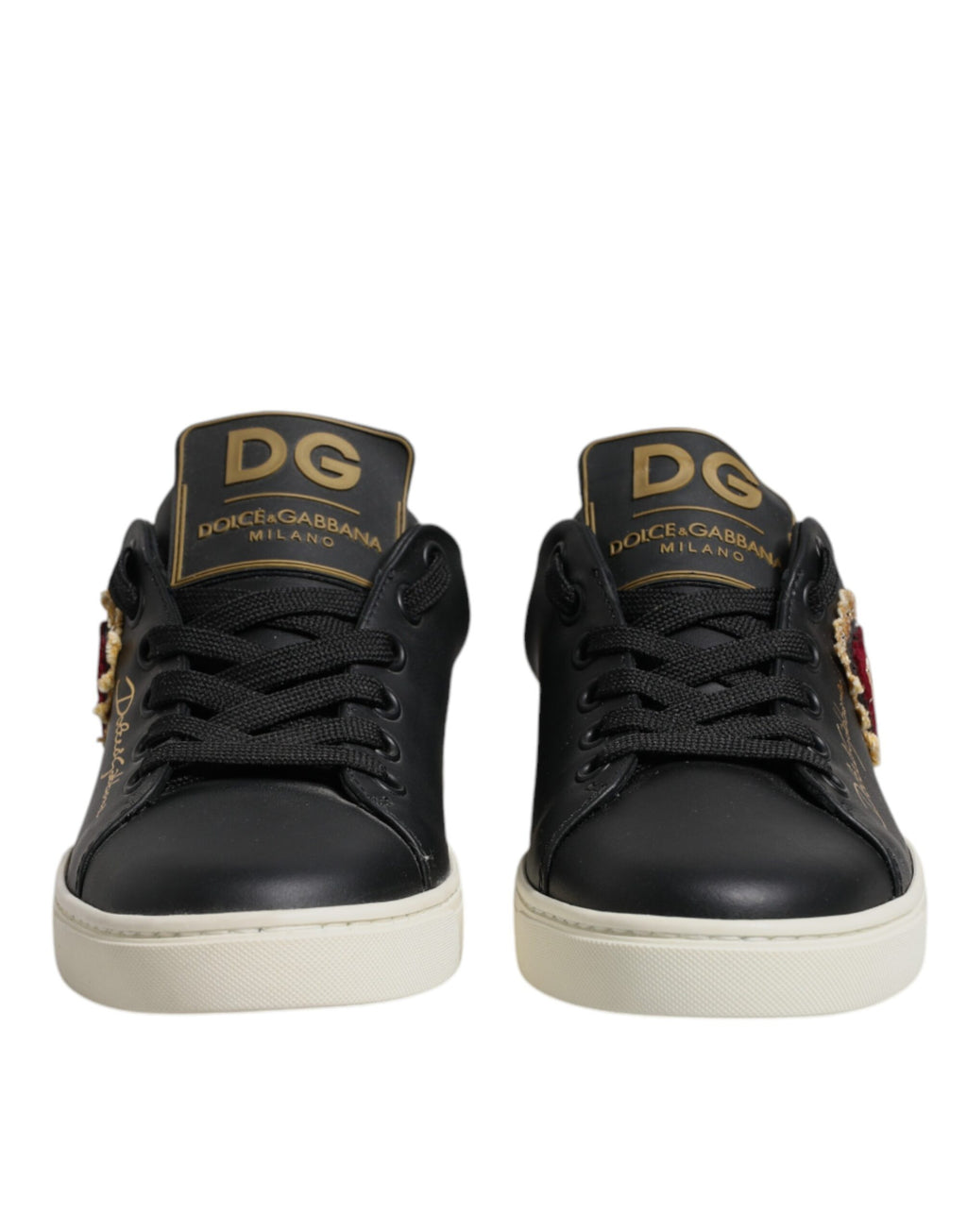Baskets Dolce & Gabbana en cuir noir avec cœurs rouges et détails dorés, style sneakers élégants et modernes.