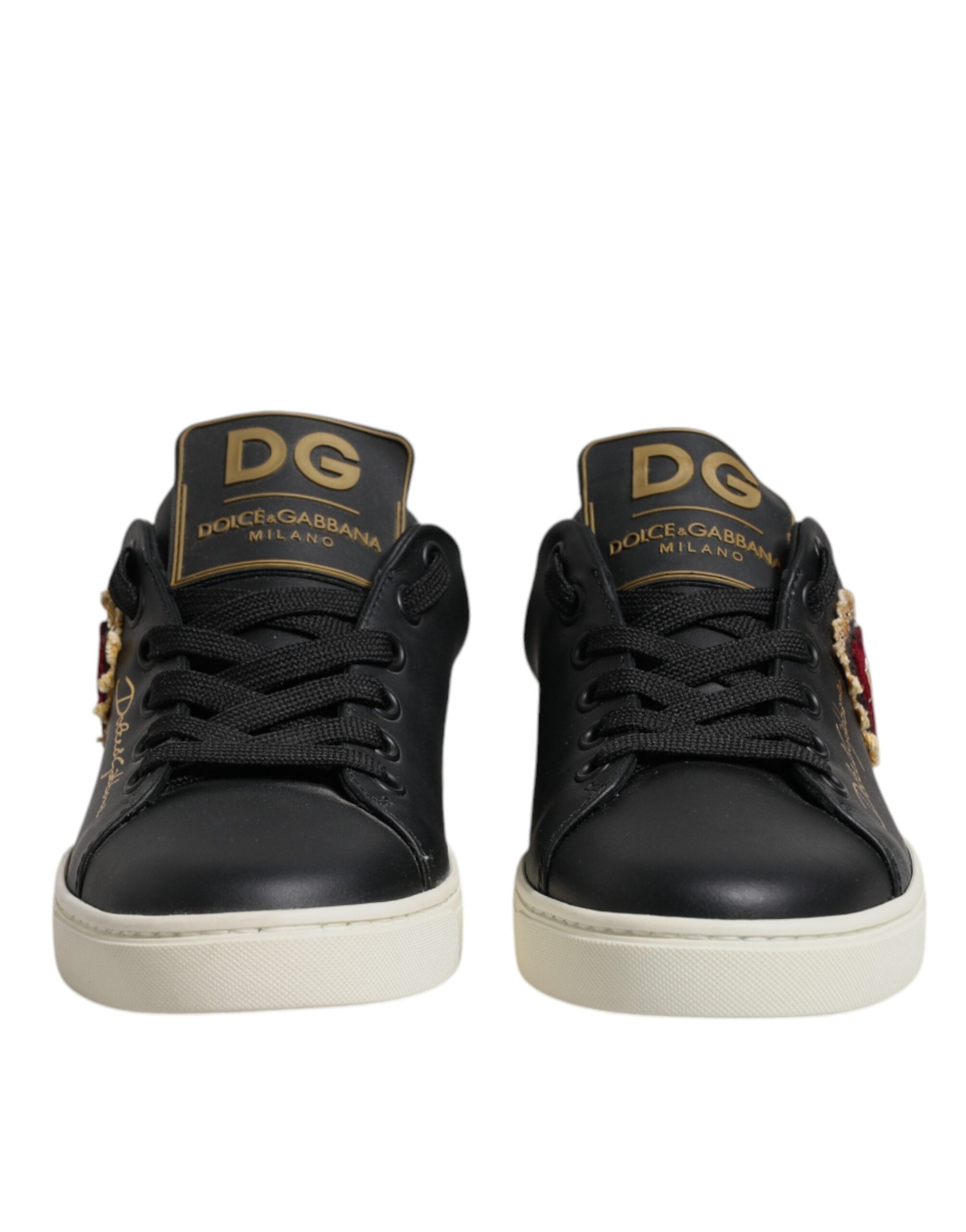 Baskets Dolce & Gabbana en cuir noir avec cœurs rouges et détails dorés, style sneakers élégants et modernes.