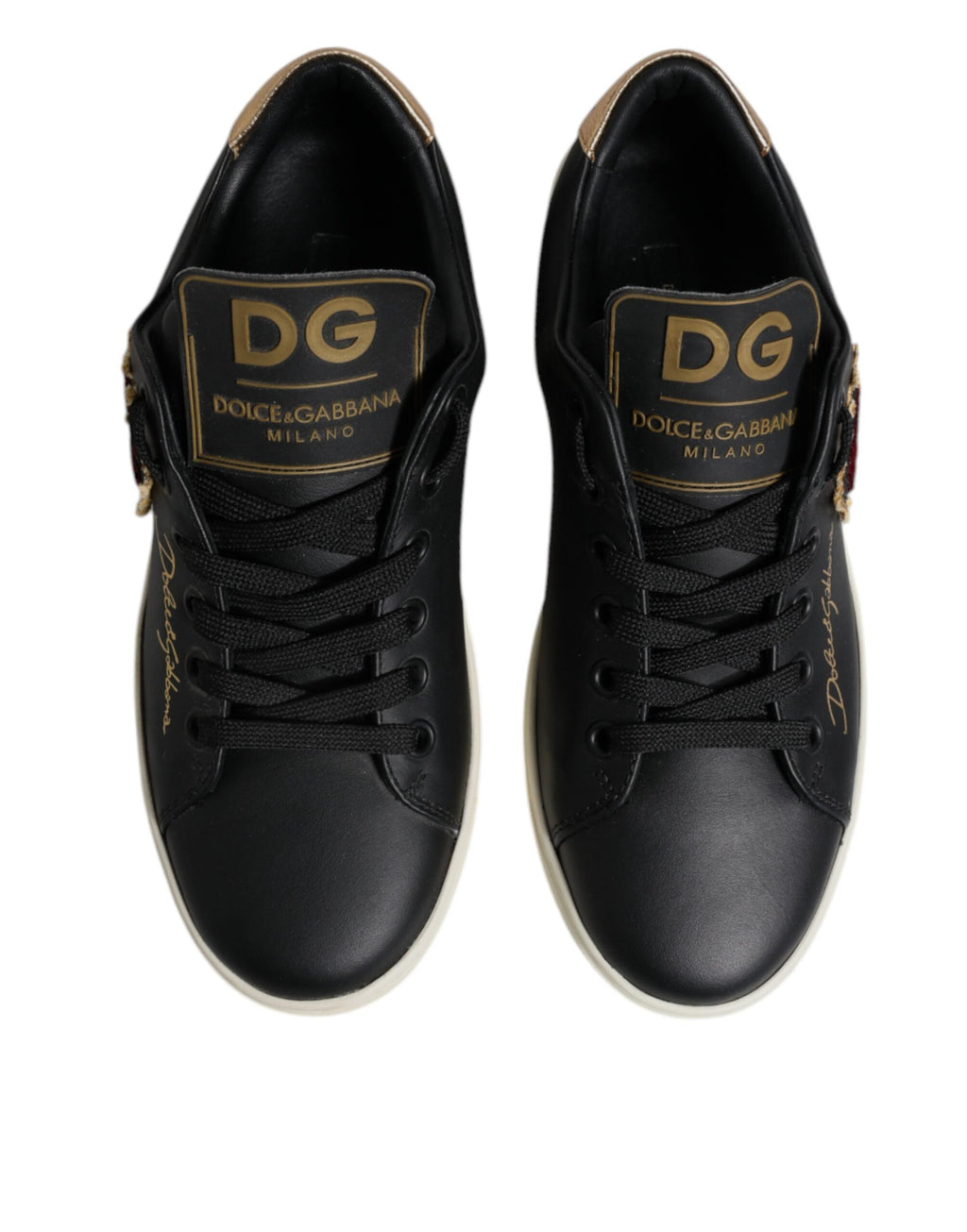 Chaussures sneakers Dolce & Gabbana en cuir noir avec cœur rouge et détails dorés, vue de face.