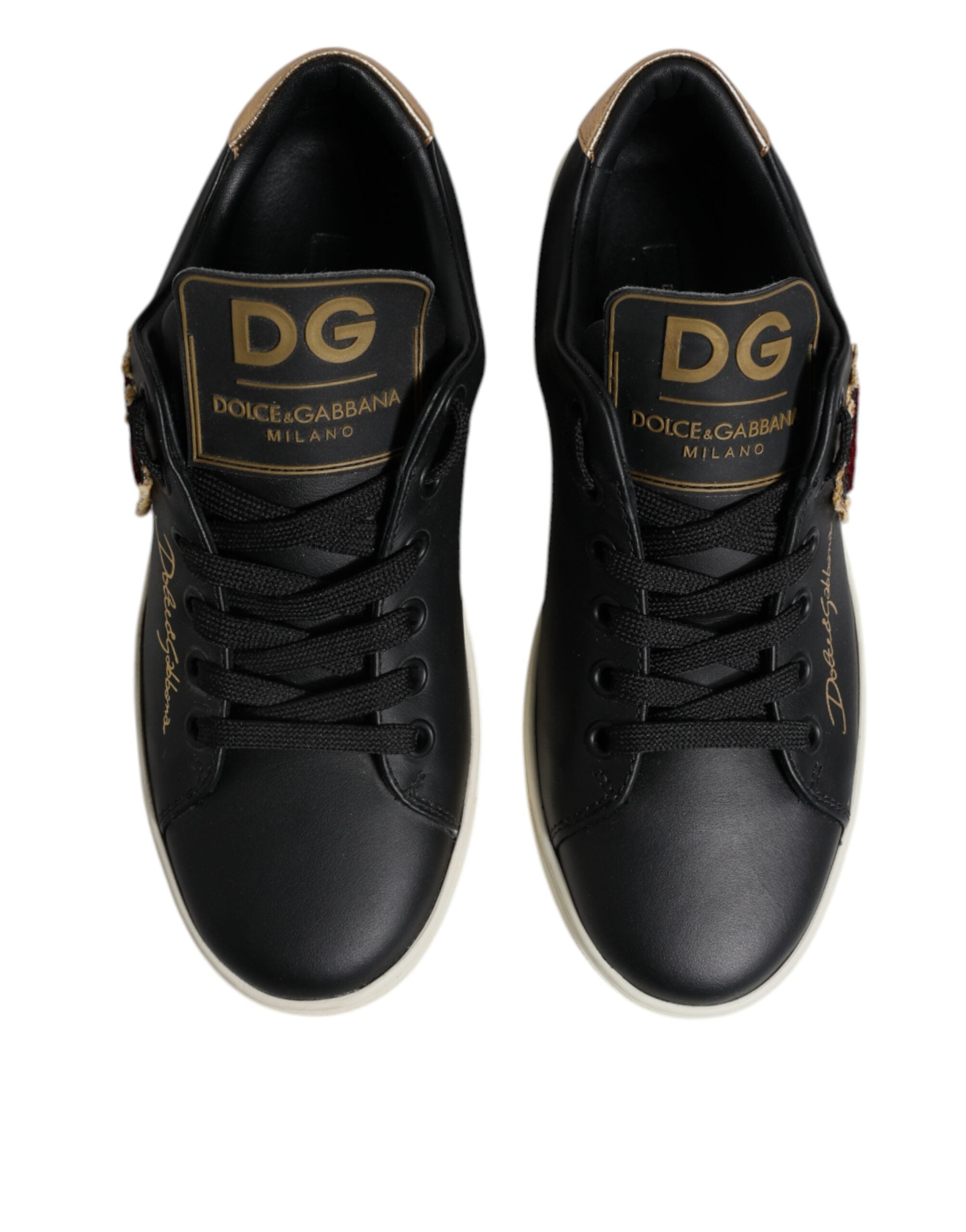 Chaussures sneakers Dolce & Gabbana en cuir noir avec cœur rouge et détails dorés, vue de face.