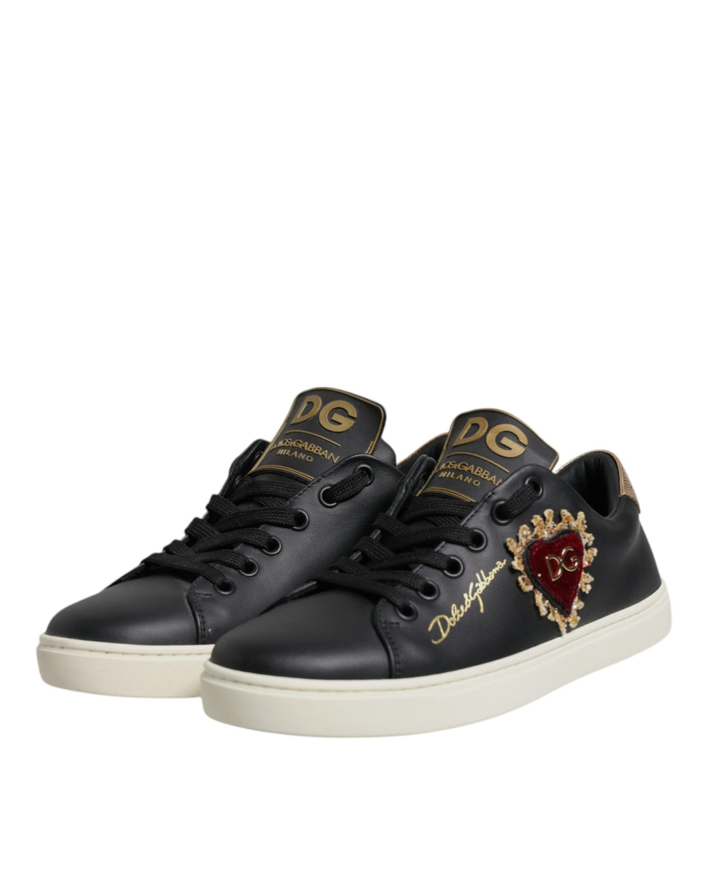 Chaussures sneakers Dolce & Gabbana en cuir noir avec cœur rouge et détails dorés, mode élégante et tendance.