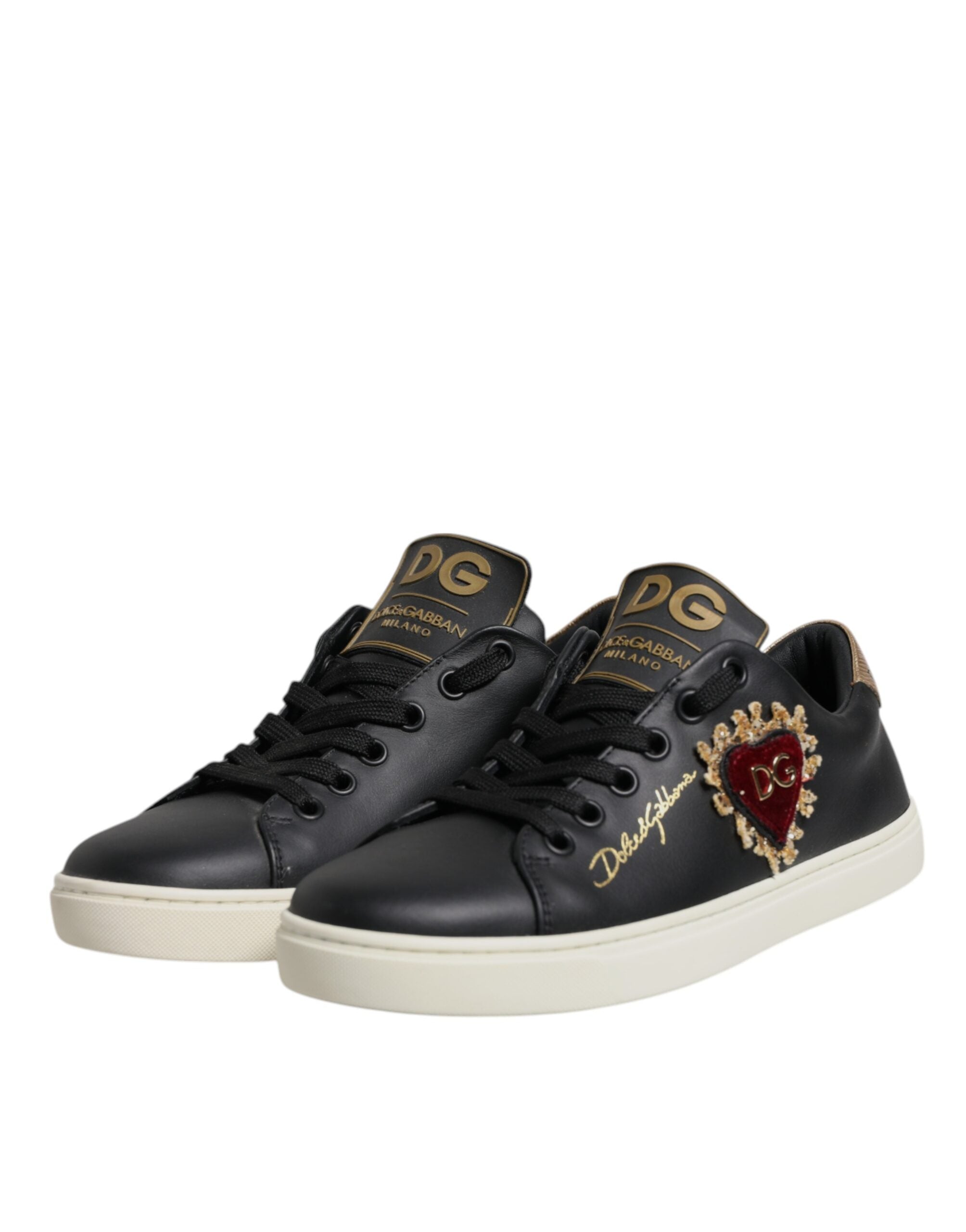 Chaussures sneakers Dolce & Gabbana en cuir noir avec cœur rouge et détails dorés, mode élégante et tendance.