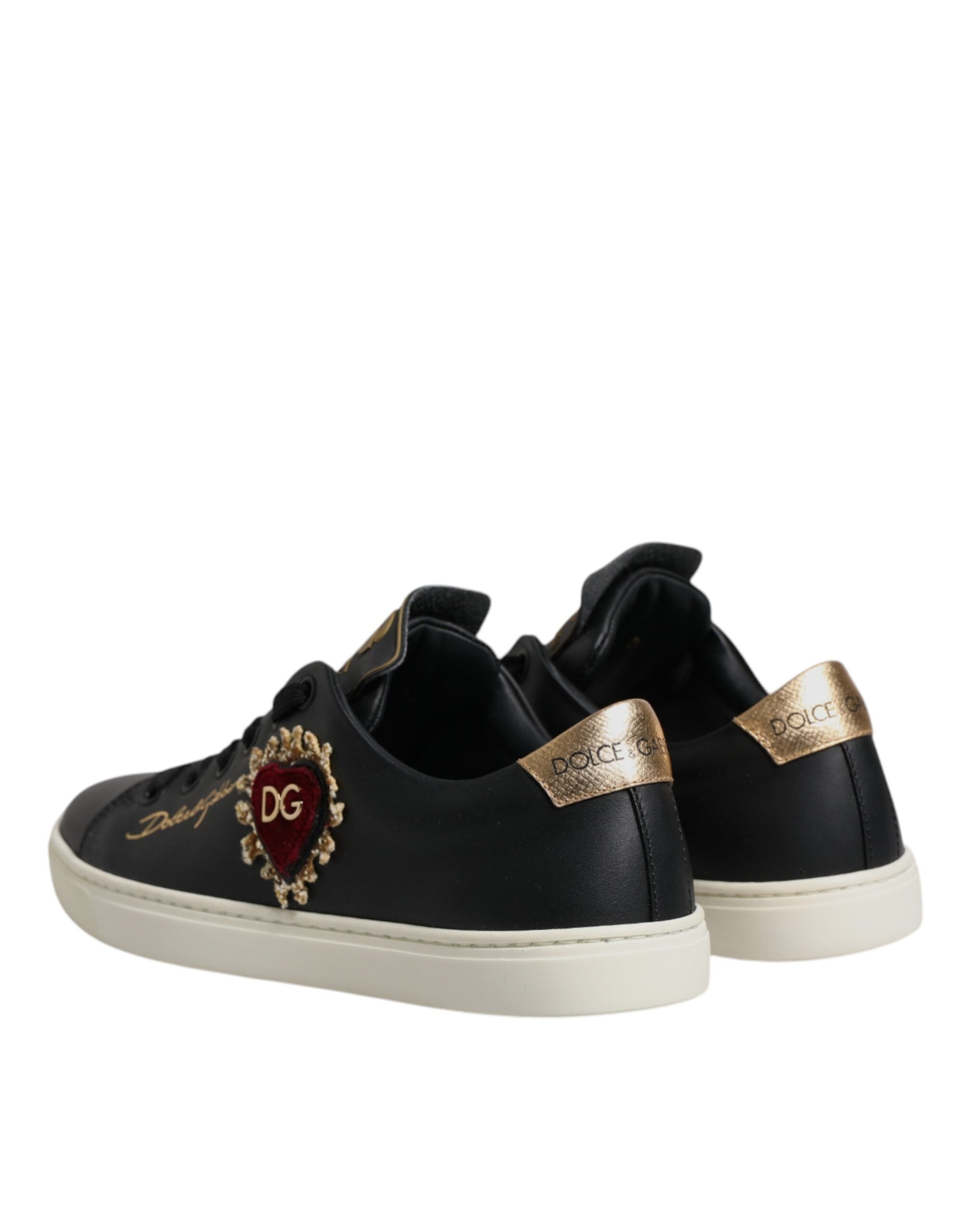 Chaussures sneakers en cuir noir Dolce & Gabbana avec cœurs dorés et rouges, mode élégante pour femmes.