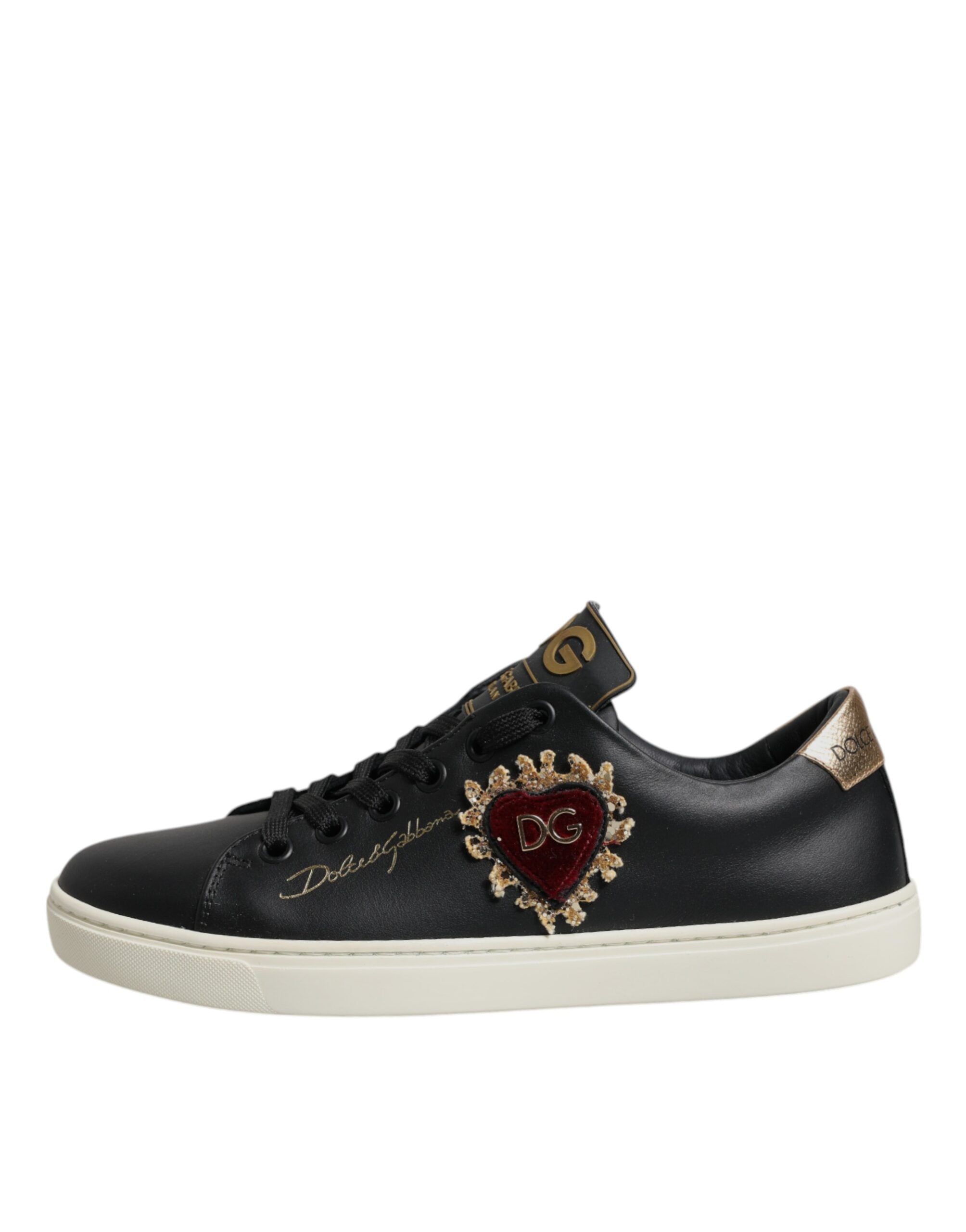 Sneakers Dolce & Gabbana en cuir noir avec cœur rouge et détails dorés, chaussures de mode élégantes et tendance.