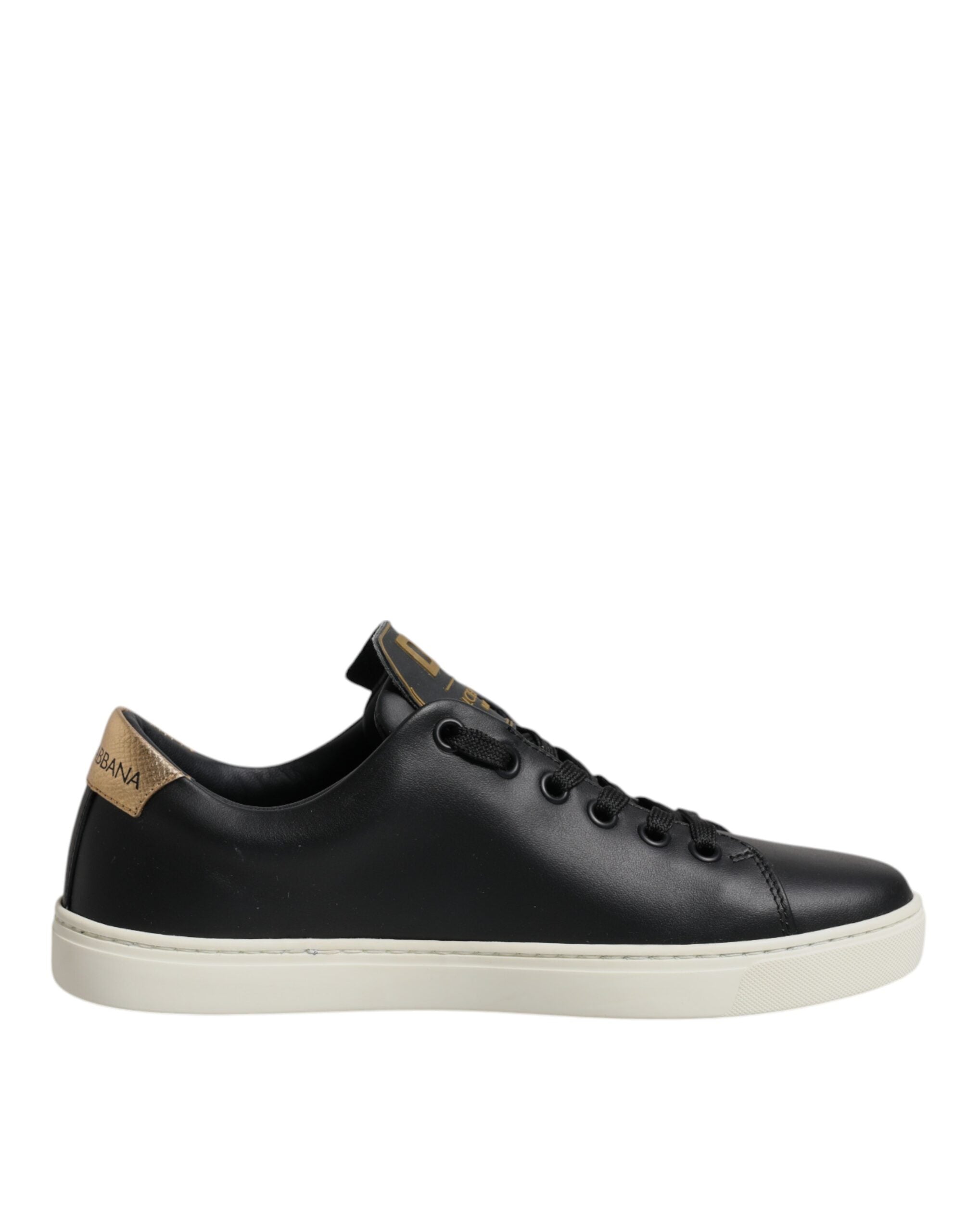 Chaussures sneakers Dolce & Gabbana en cuir noir avec détails en or et un cœur rouge, vue de face.