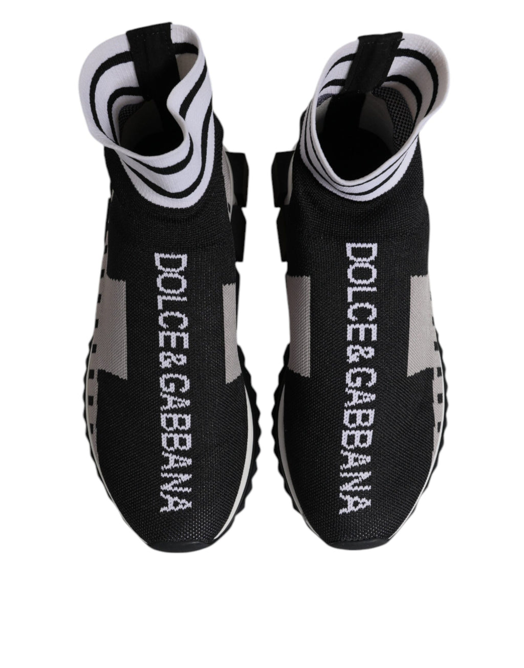 Chaussettes noires et grises Dolce & Gabbana Sorrento pour femmes, portées avec baskets blanches, vue de détail.