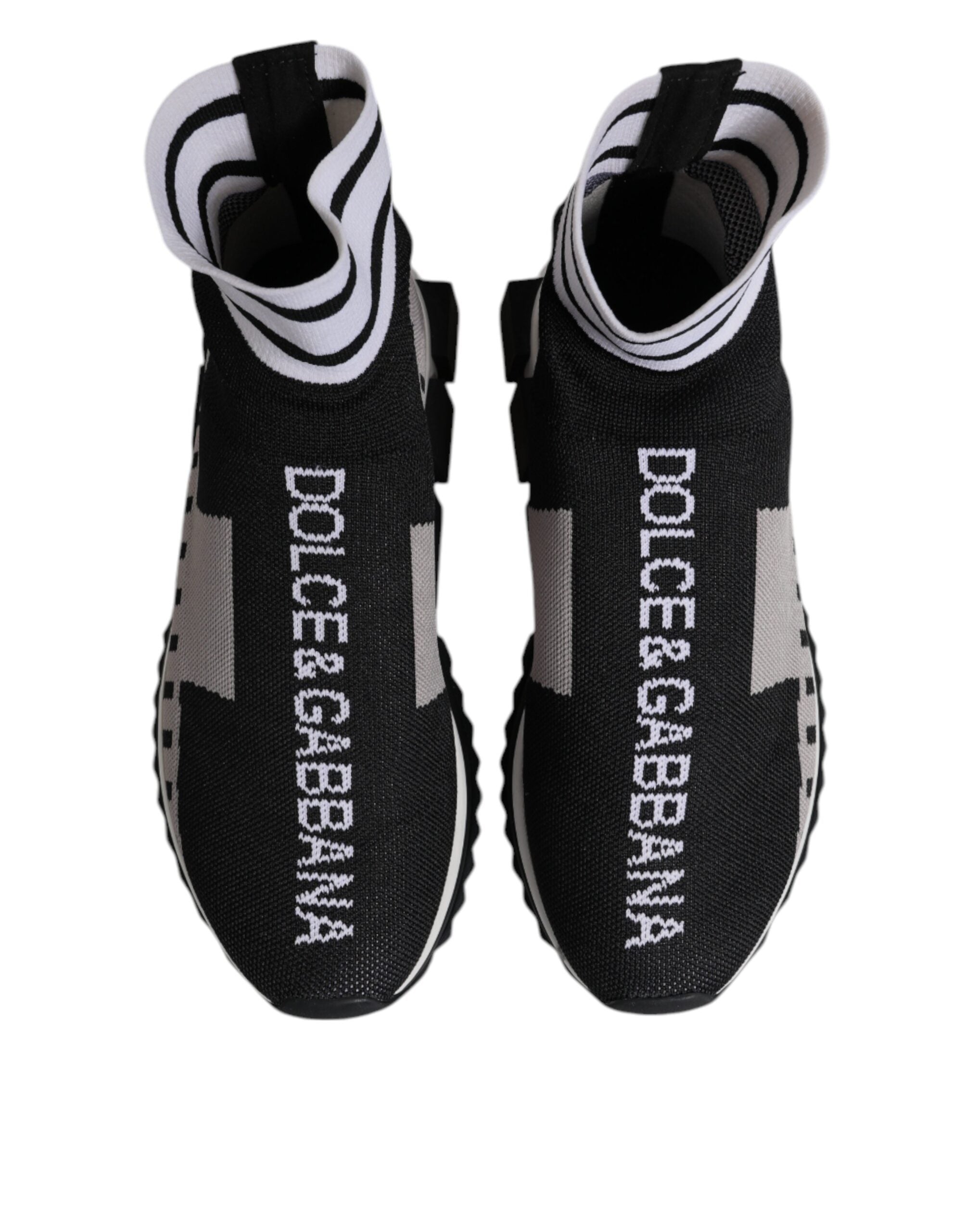 Chaussettes noires et grises Dolce & Gabbana Sorrento pour femmes, portées avec baskets blanches, vue de détail.