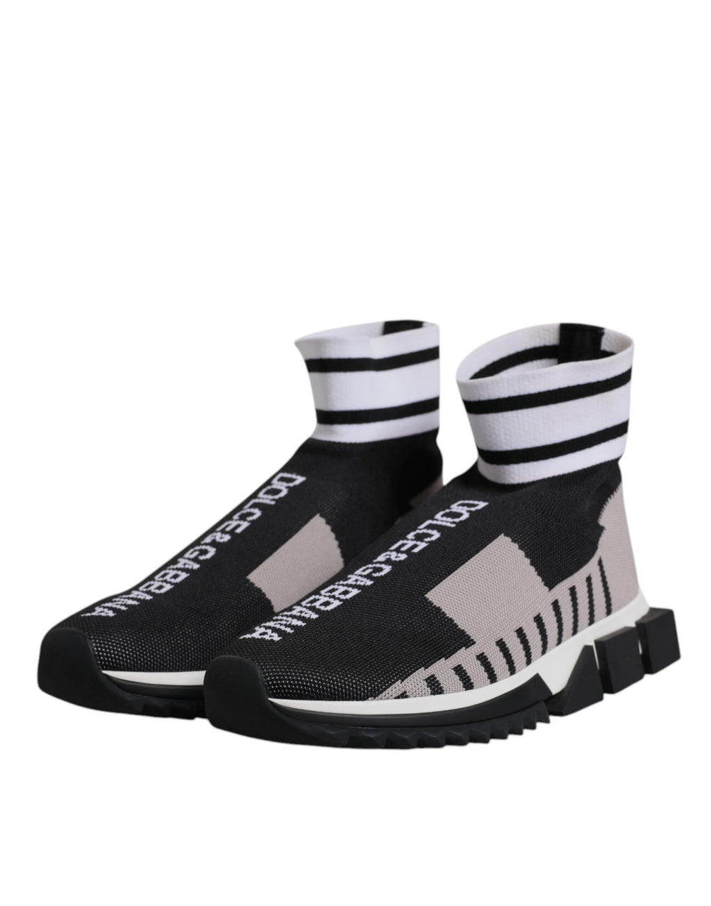 Chaussettes noires et grises Dolce & Gabbana Sorrento pour femmes, portées avec baskets sneakers élégantes.