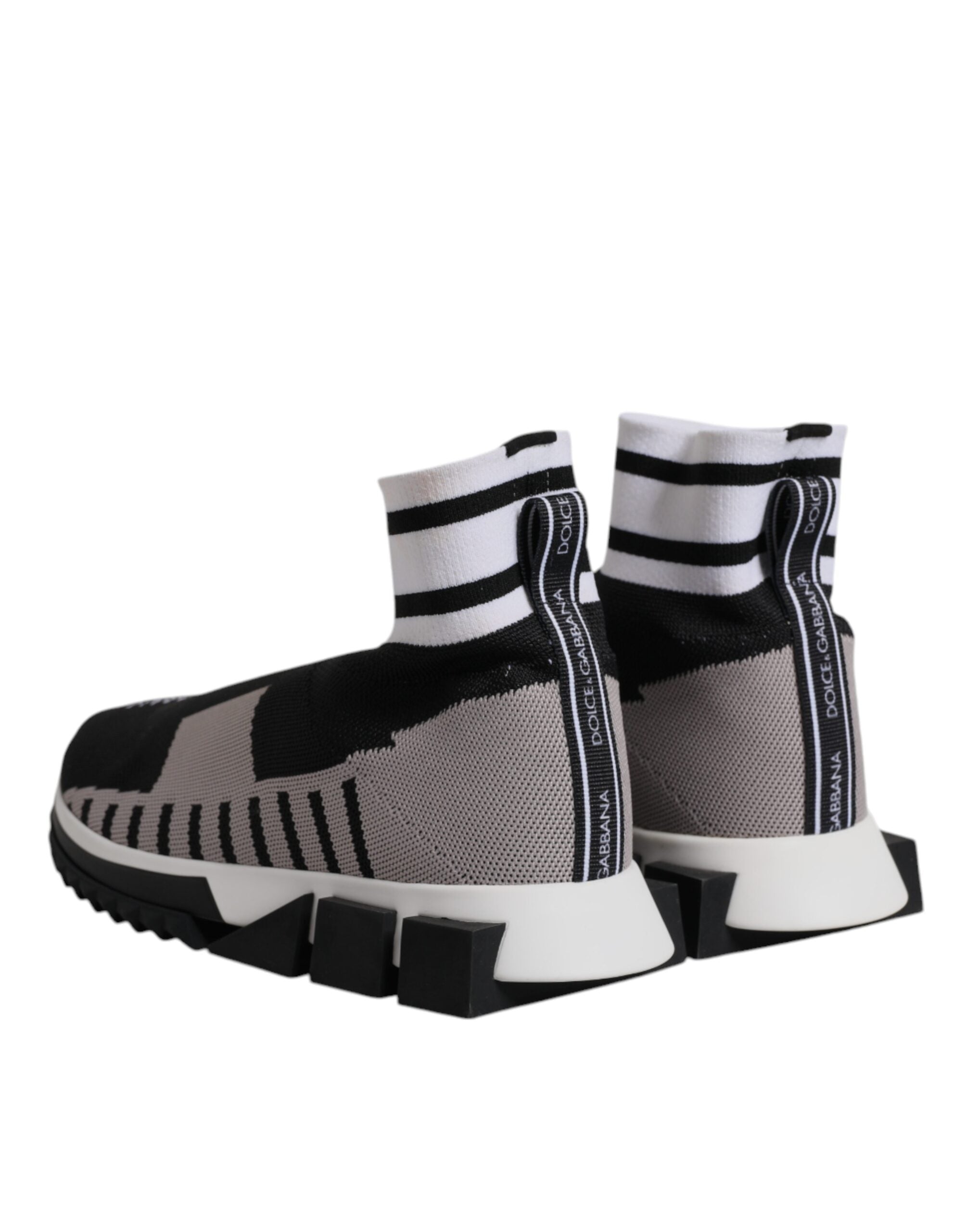 Chaussettes noires et grises Dolce & Gabbana Sorrento pour femmes, portées avec des sneakers élégantes.