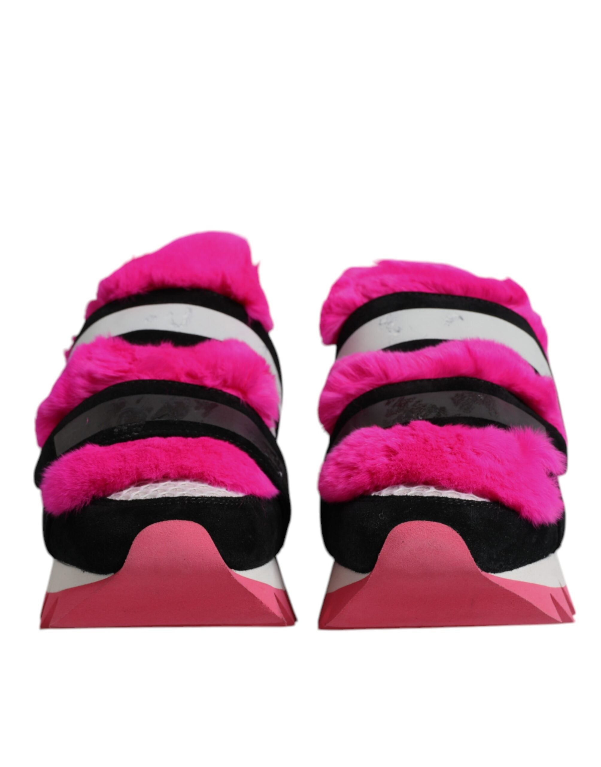 Chaussures sneakers Dolce & Gabbana noires et roses avec embellissements en fourrure, style tendance et luxueux.