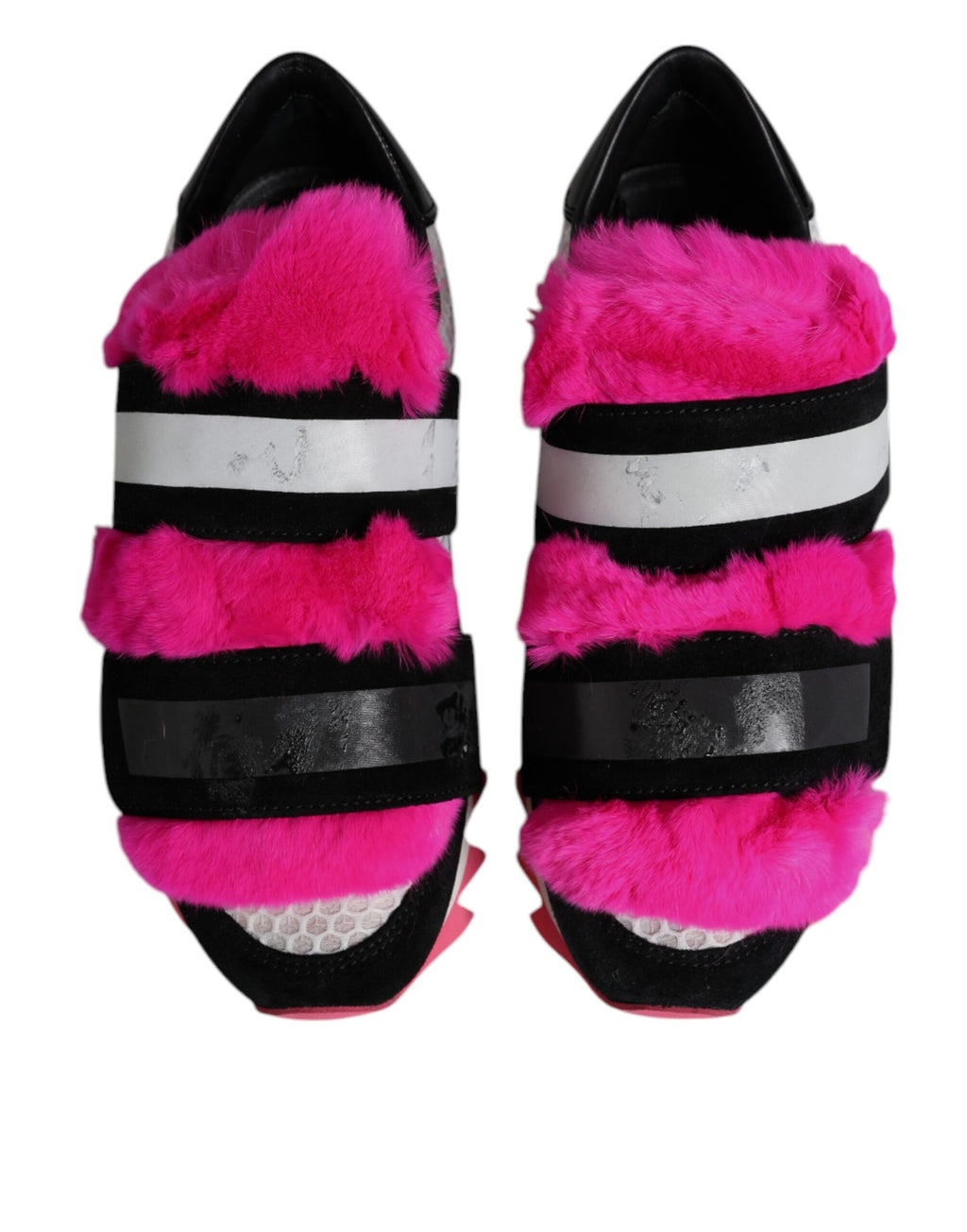 Chaussures sneakers Dolce & Gabbana noires et roses avec ornements en fourrure, style tendance et luxe.