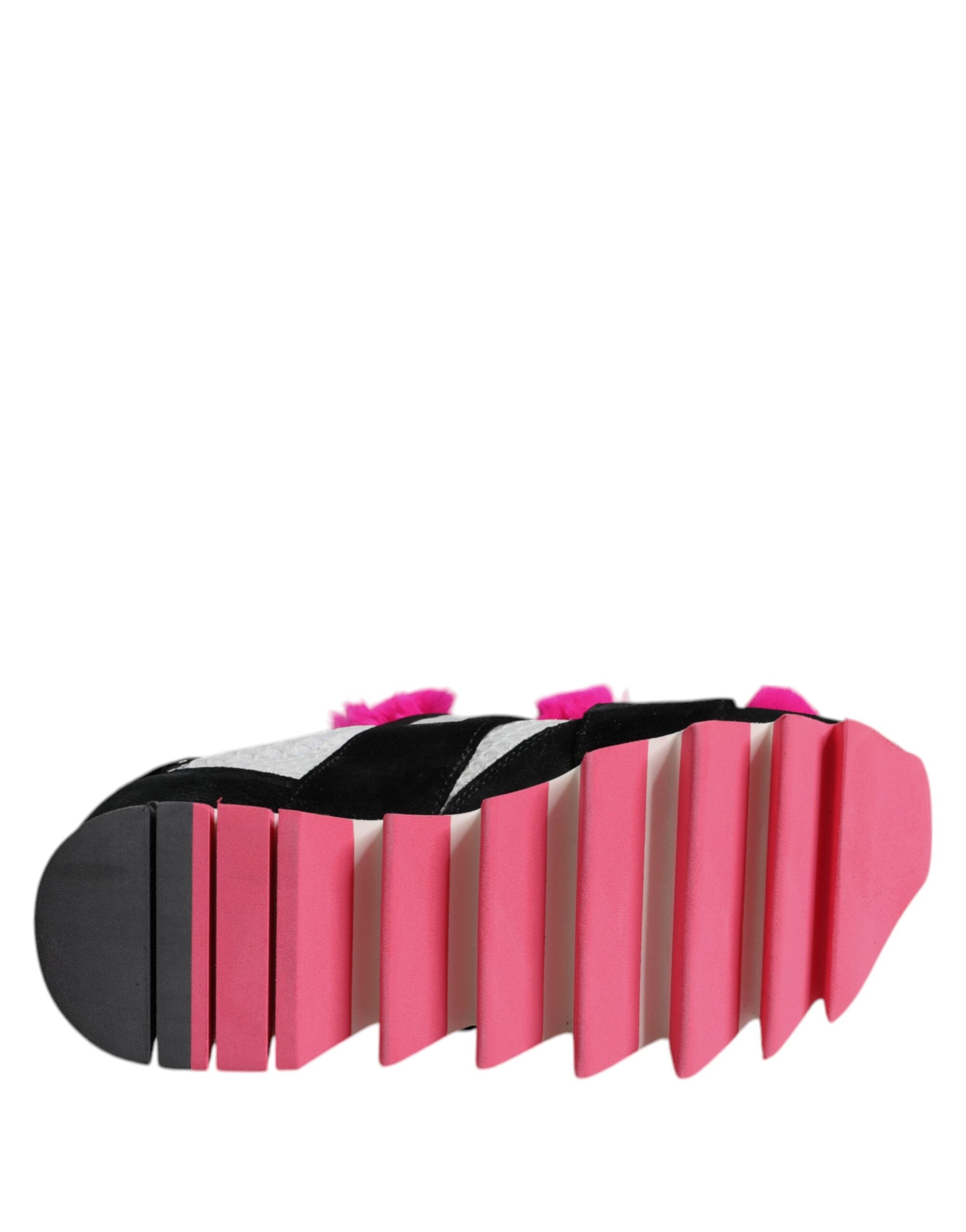 Chaussures sneakers Dolce & Gabbana noires avec détails en fourrure rose et ornements brillants.