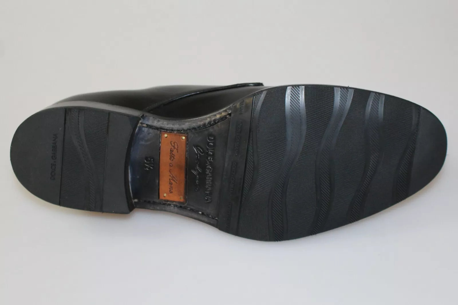 Chaussures en cuir noir Dolce & Gabbana SARTORIA faites à la main, élégantes et sophistiquées, vues de face.