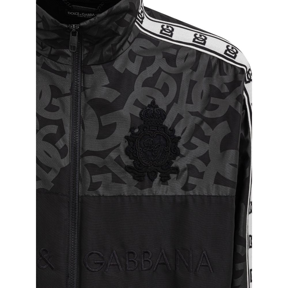 Veste en polyester noire Dolce & Gabbana, coque résistante, avec fermeture éclair et col montant, vue de face.