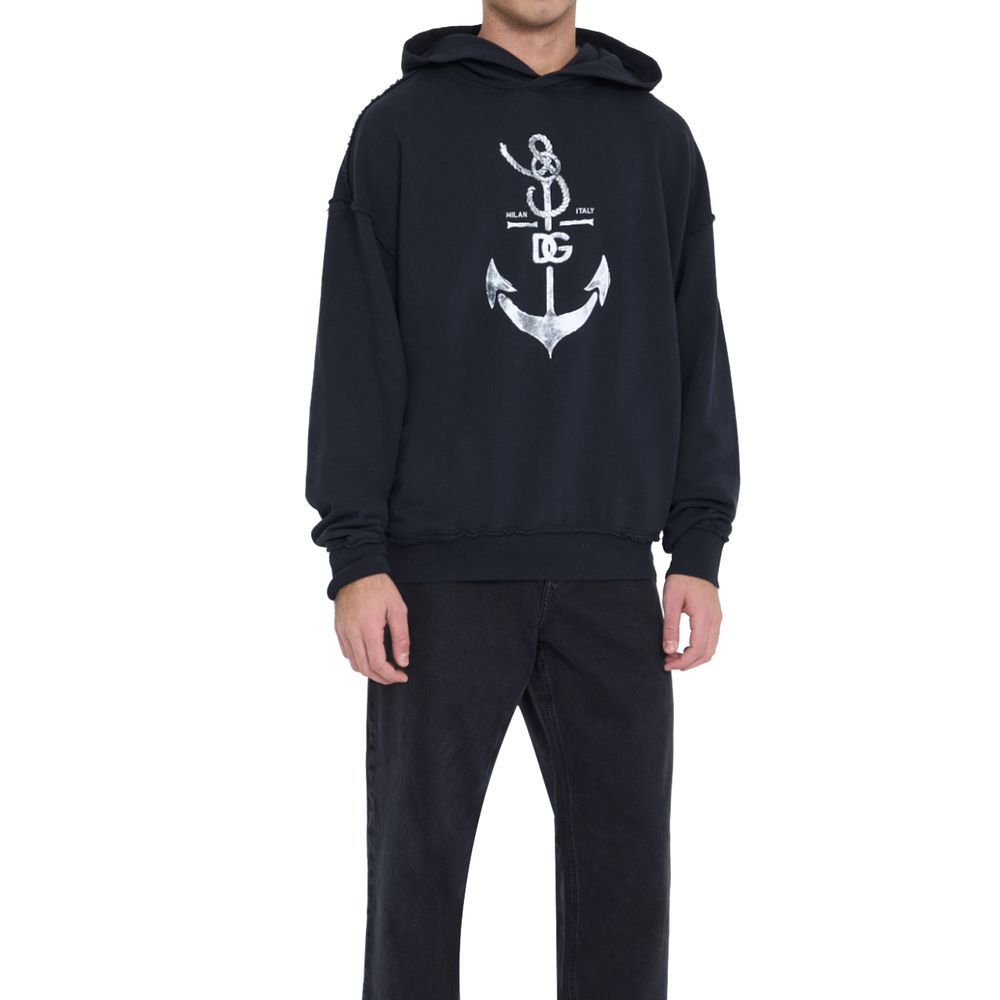 Sweat-shirt en coton bleu Dolce & Gabbana, style décontracté avec logo discret, porté par un mannequin.