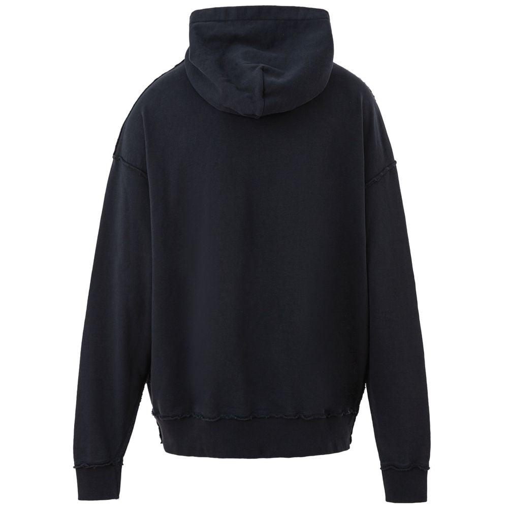 Sweat-shirt en coton bleu Dolce & Gabbana avec logo, porté sur un mannequin, détails visibles, style décontracté et élégant.