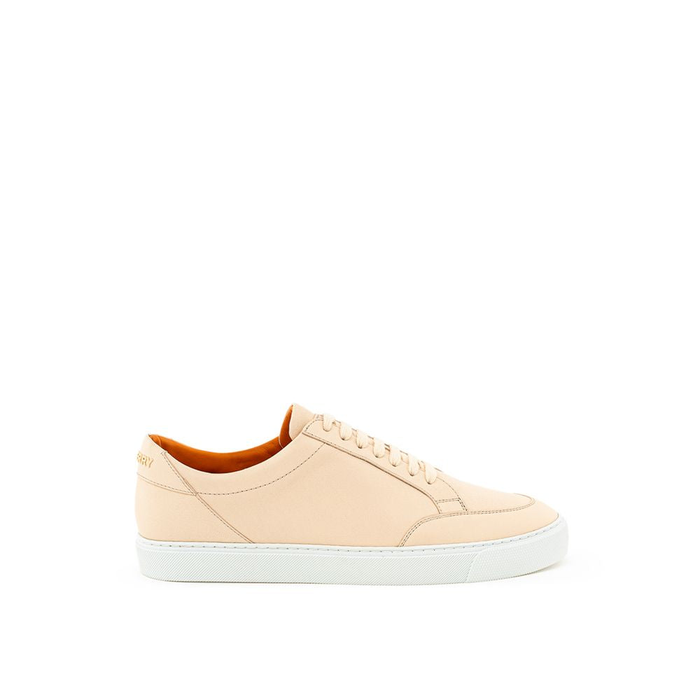 Chaussures basses en cuir rose Burberry, sneakers tendance pour femme, vue de face.