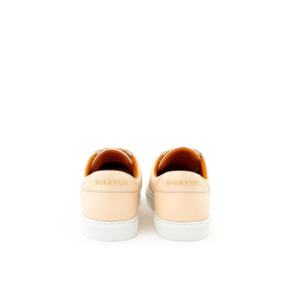 Chaussures basses en cuir rose de la marque Burberry, sneakers décontractés pour femmes, vue en gros plan