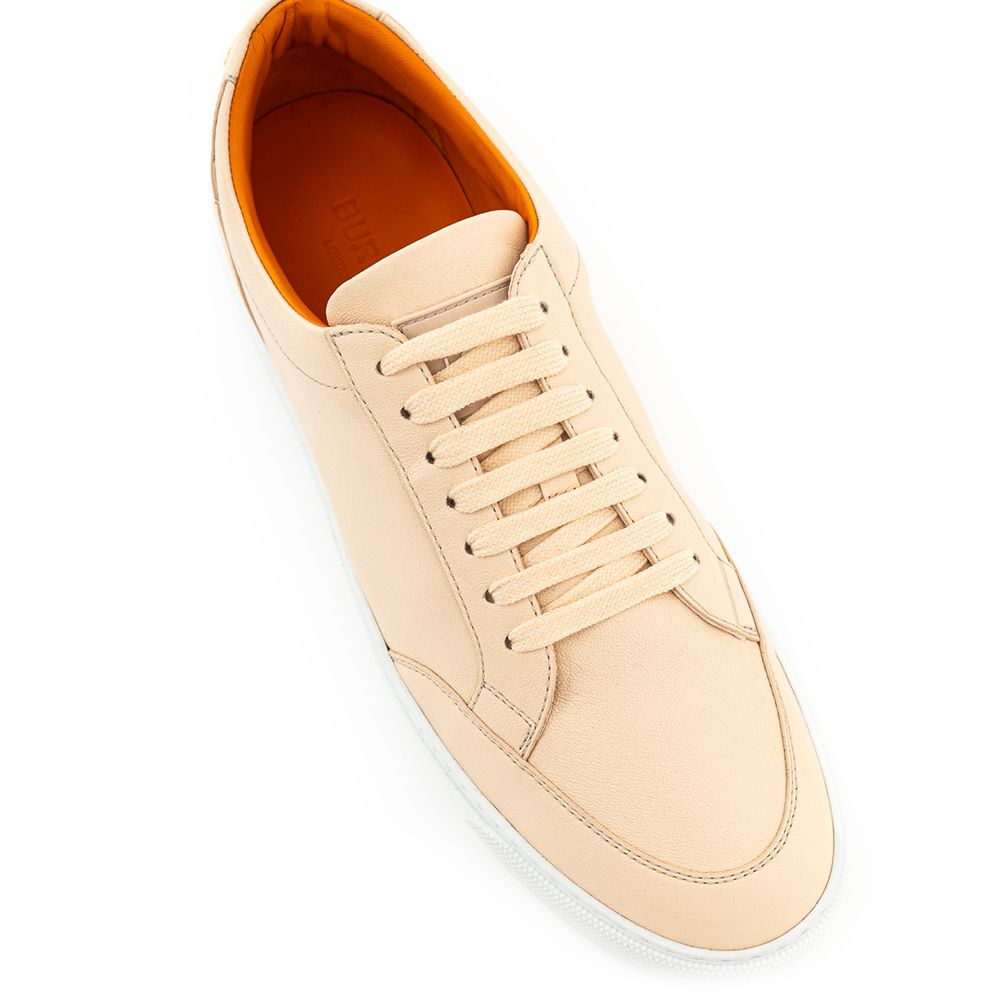 Sneakers basses en cuir rose de Burberry, modèle tendance, avec logo discret et semelle blanche visible.
