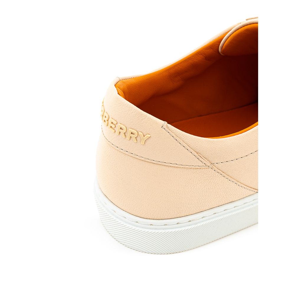 Sneakers basses en cuir rose Burberry, style décontracté, avec semelle blanche et détails élégants.