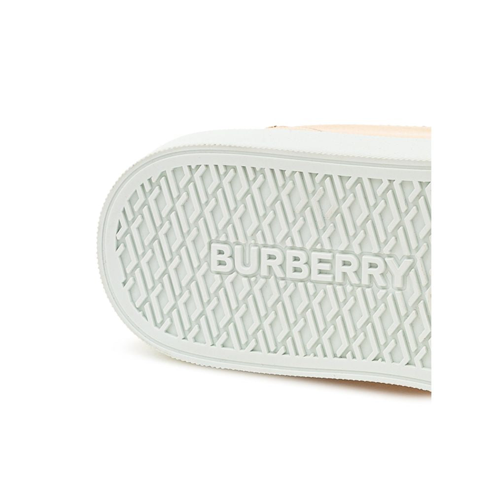 Chaussures basses en cuir rose Burberry, baskets décontractées pour femme, semelle blanche et design élégant.