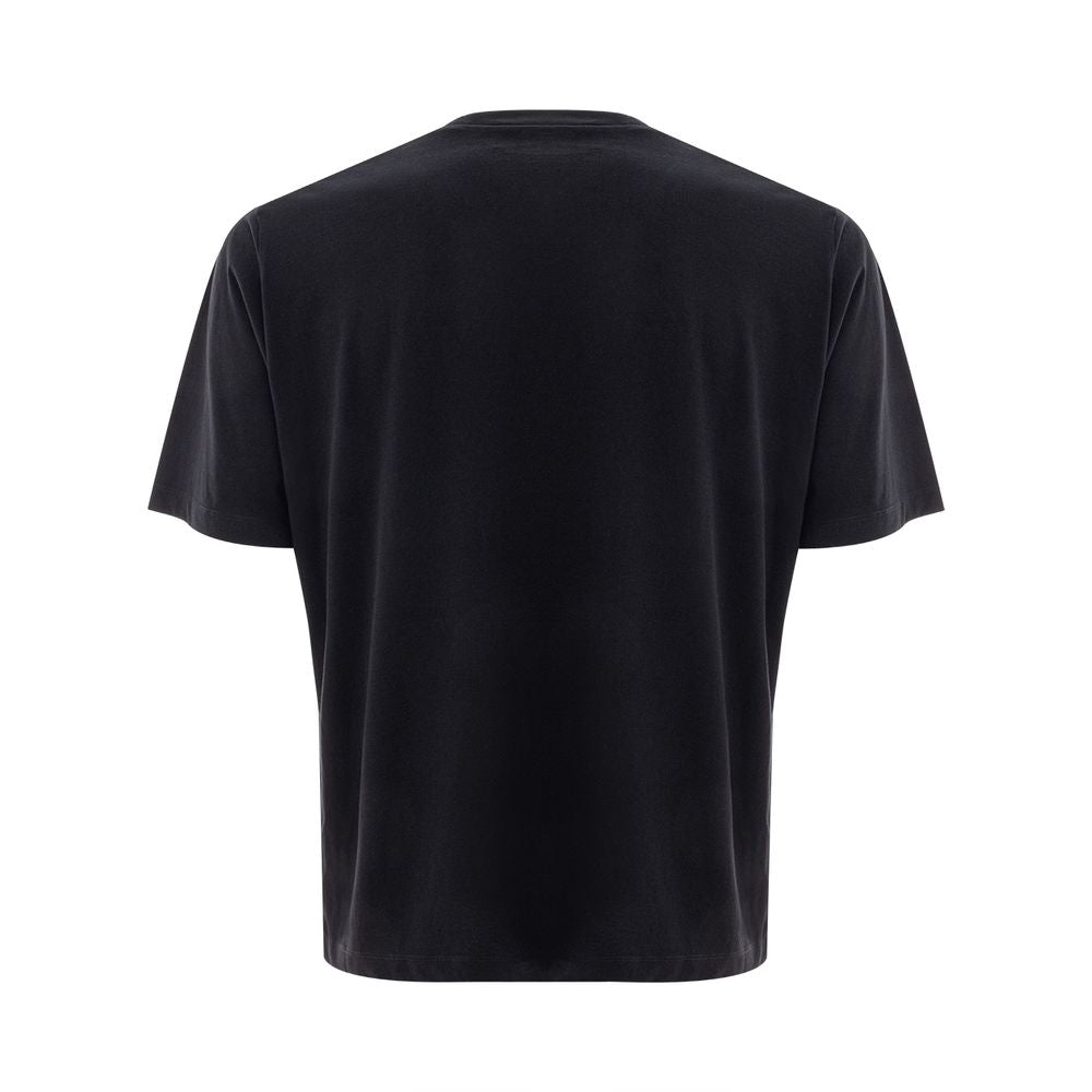 T-shirt en coton noir de la marque Dsquared², coupe classique avec logo discret, porté sur un mannequin.