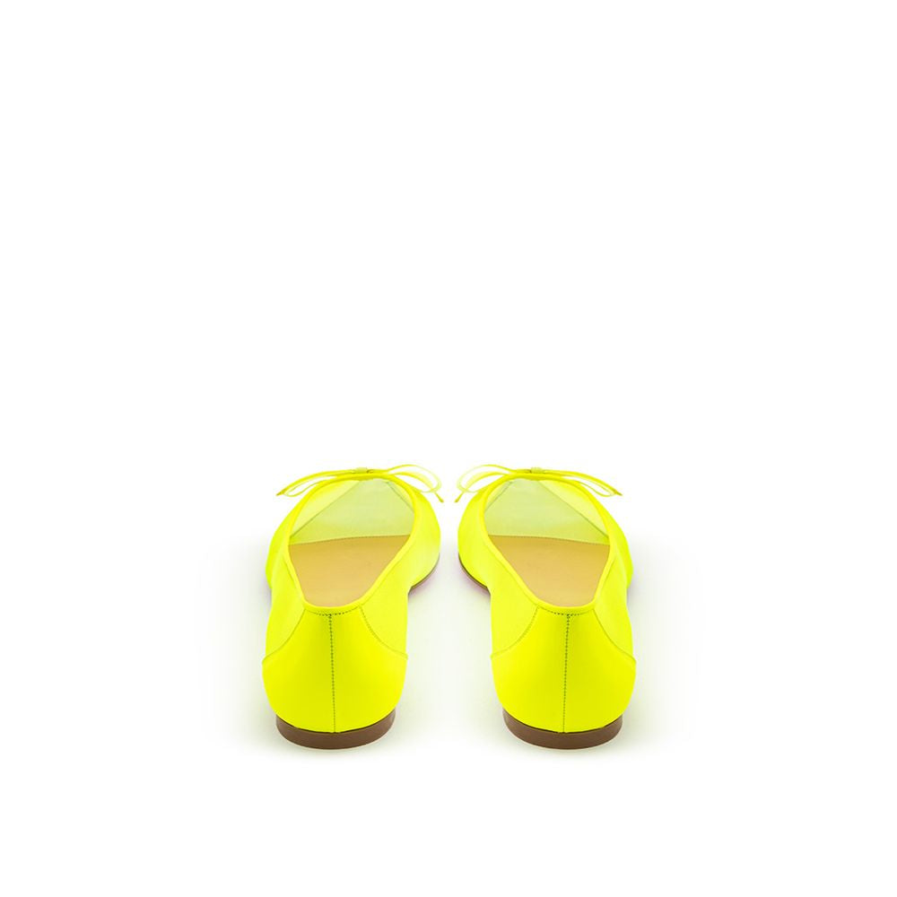 Chaussures ballerines en mesh jaune de Christian Louboutin, élégantes et confortables, avec semelle en caoutchouc et design sophistiqué.