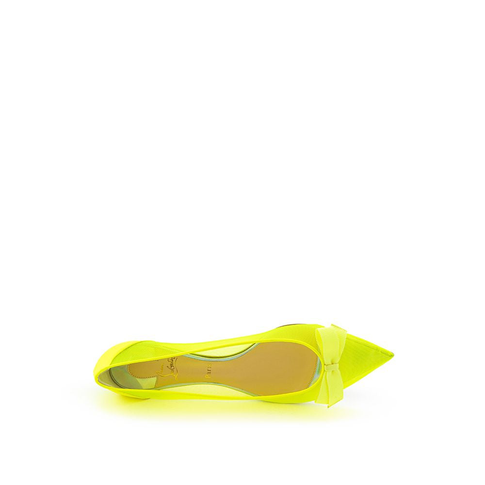 Chaussures ballerines en mesh jaune Christian Louboutin avec semelle rouge emblématique, vues de côté.