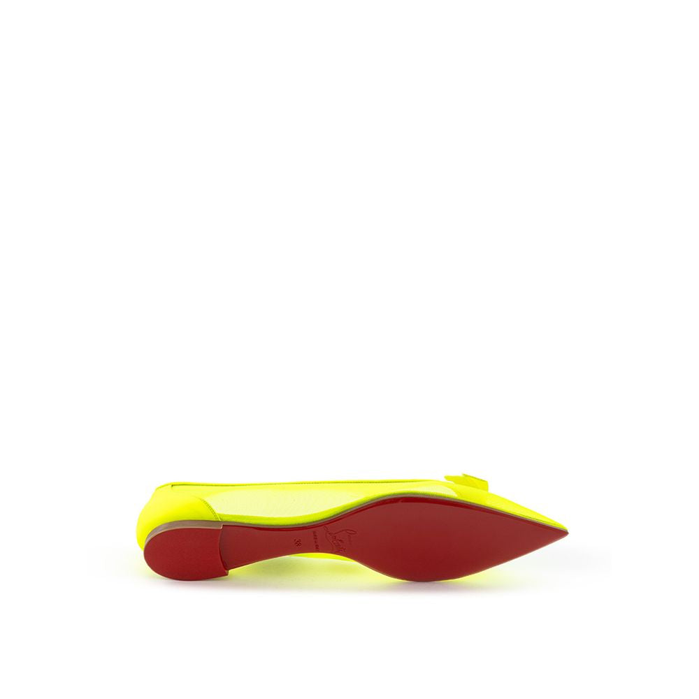 Chaussures ballerines en mesh jaune Christian Louboutin avec semelles en caoutchouc et logo distinctif.