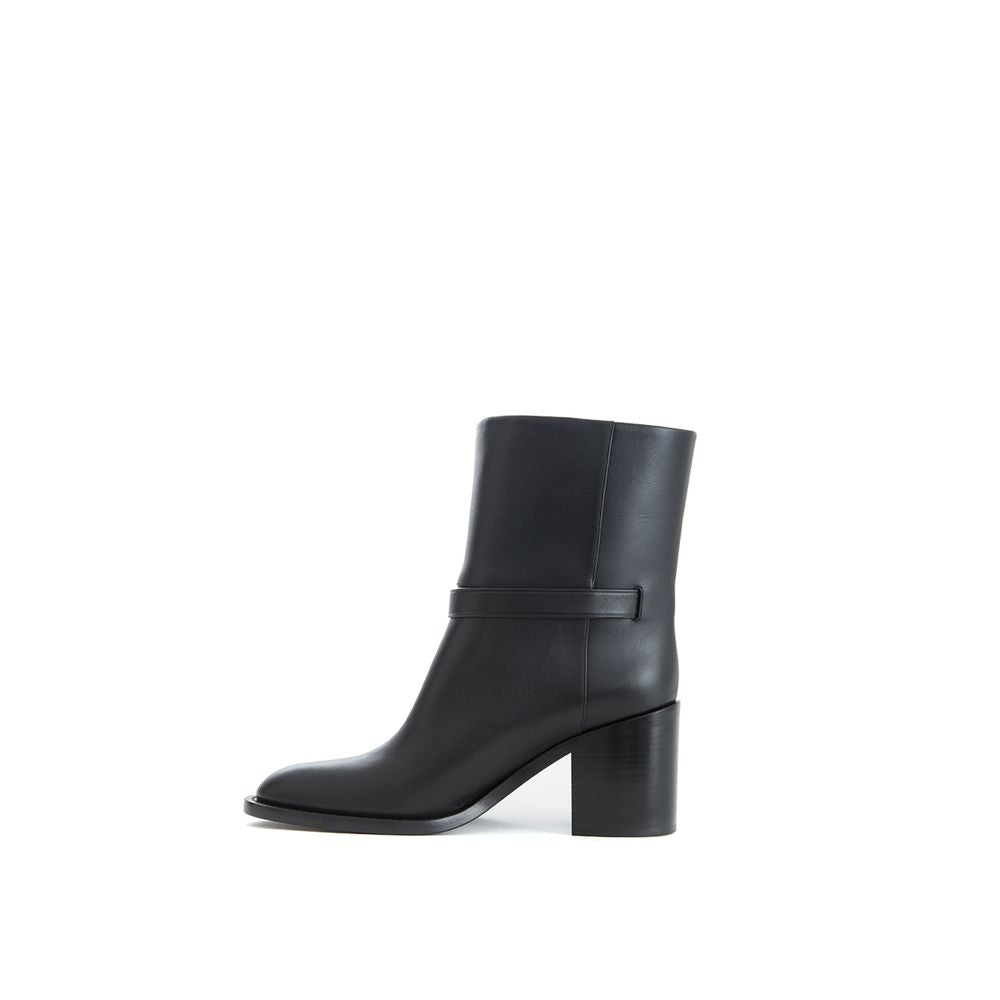 Bottes cheville en cuir noir Burberry, élégantes et classiques, avec semelle en caoutchouc et détails sophistiqués.