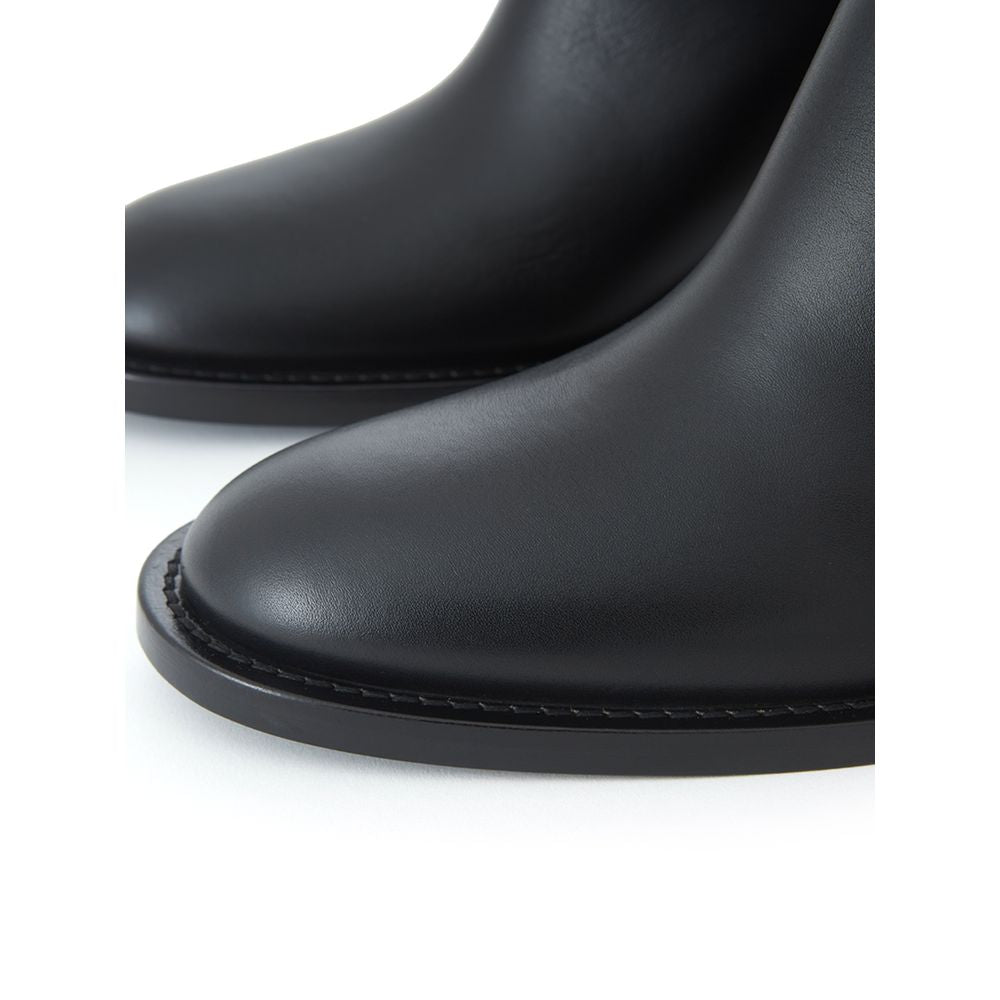 Bottes ankle en cuir noir de marque Burberry, élégantes et sophistiquées, visibles de face avec détails en cuir brillant.