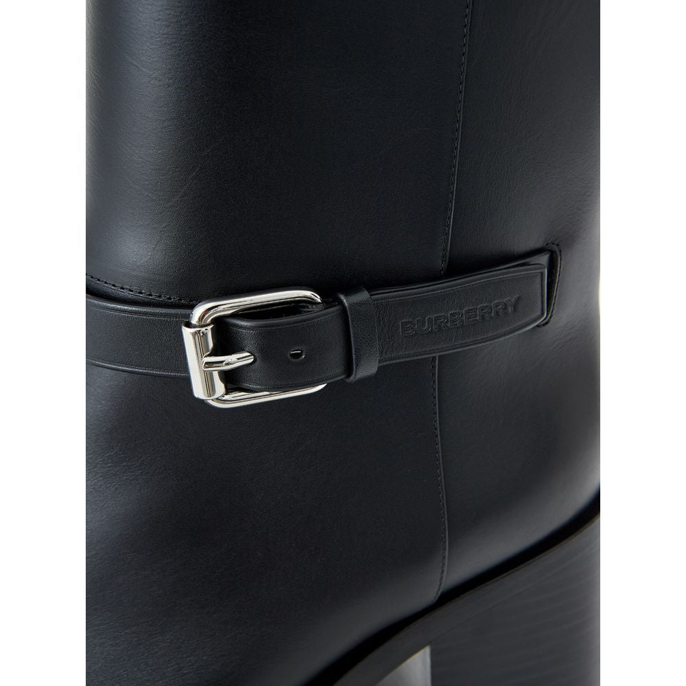Bottes ankle en cuir noir de la marque Burberry, élégantes et élégantes, visibles en gros plan sur un fond neutre.
