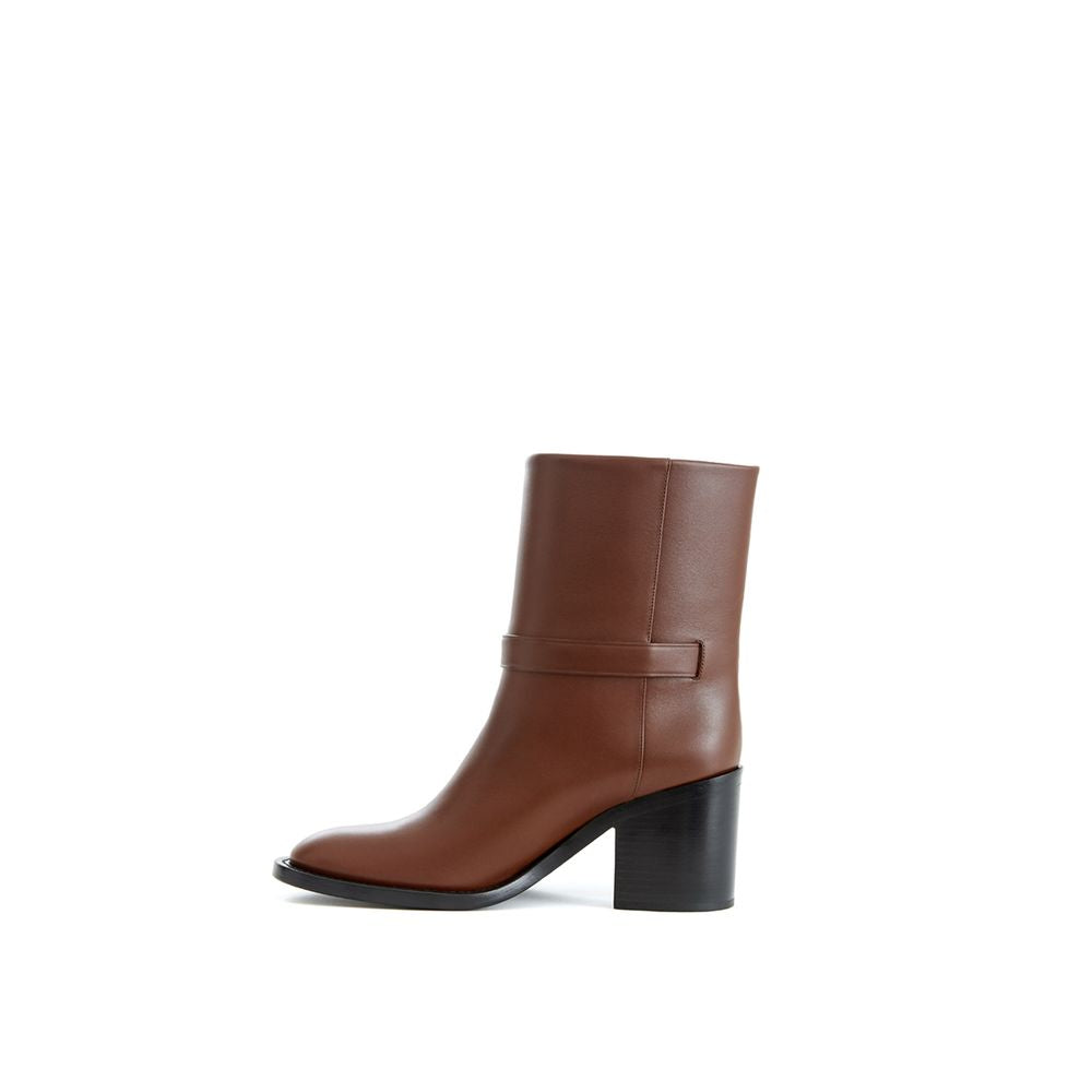 Bottes ankle en cuir marron de la marque Burberry, style élégant et sophistiqué, visibles dans l'image.