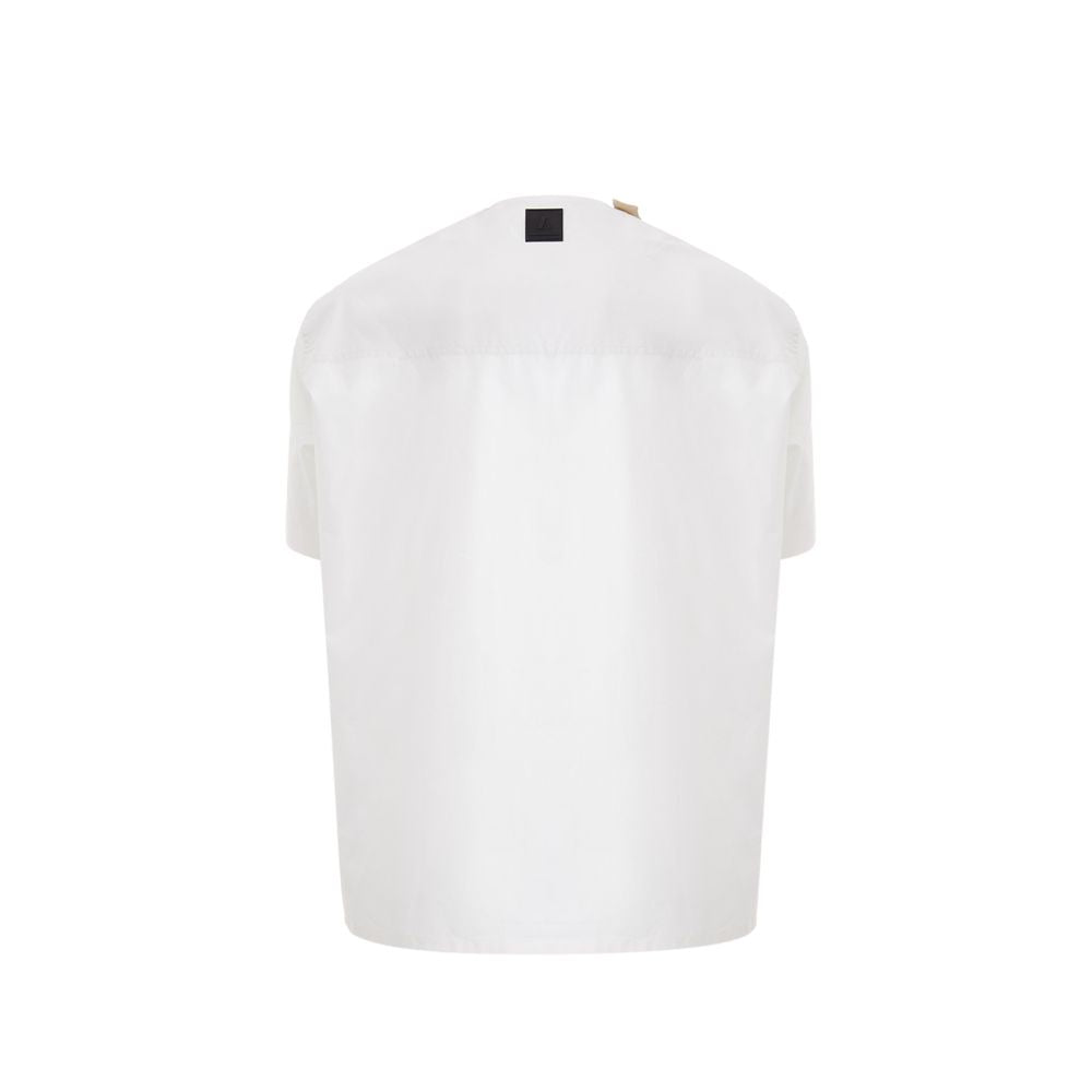 T-shirt blanc en coton de la marque Emporio Armani, design simple et élégant, porté sur un mannequin.