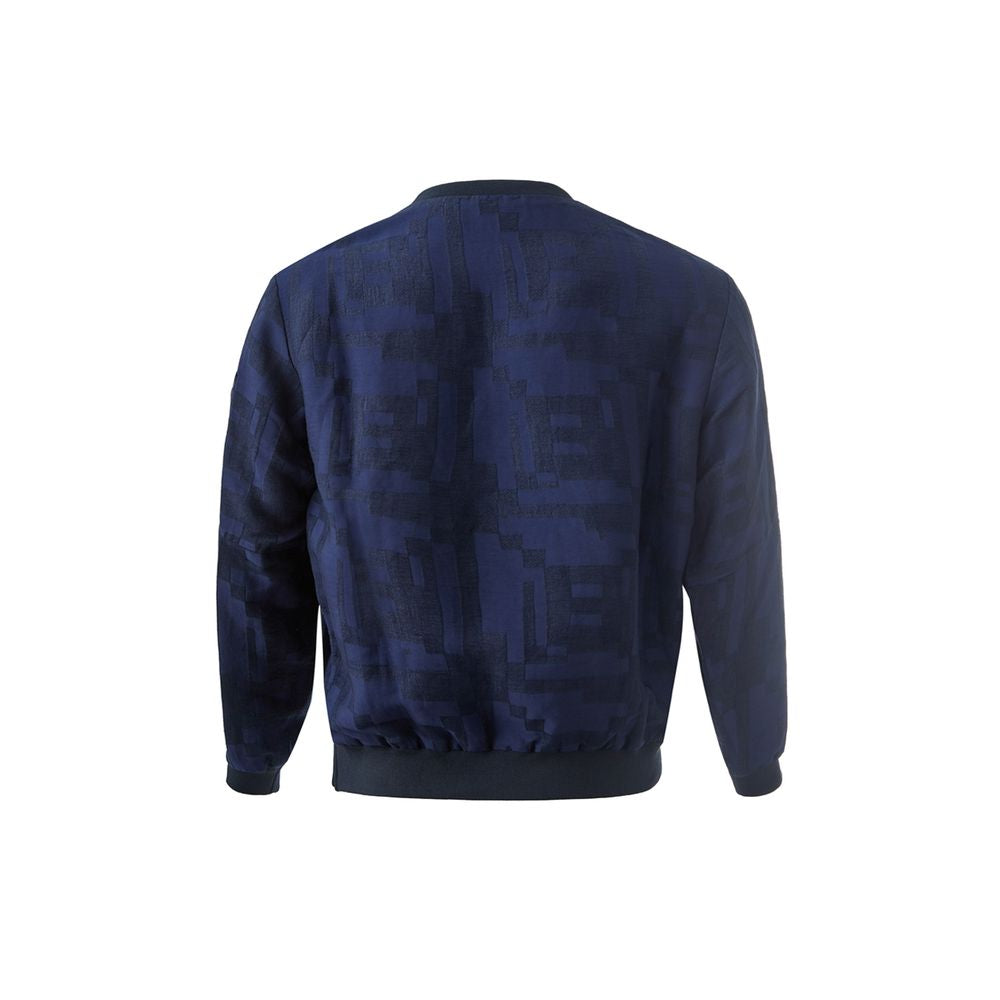 T-shirt en lin bleu de la marque Emporio Armani affiché sur un mannequin.