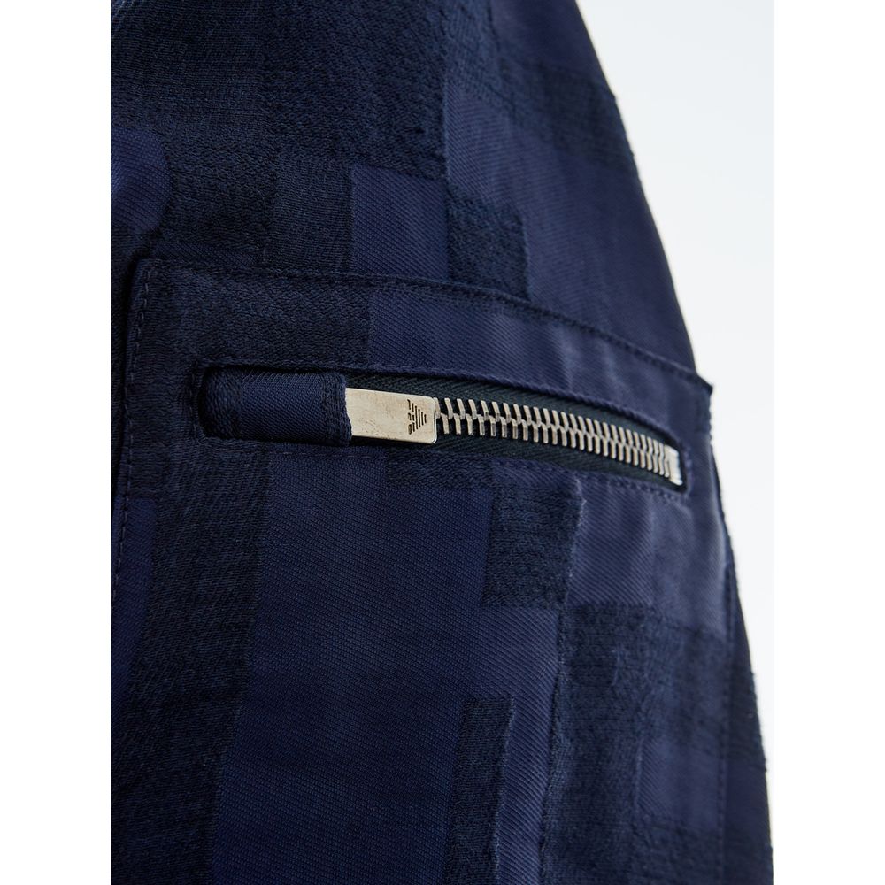 T-shirt en lin bleu de la marque Emporio Armani, coupe classique, porté avec col rond, adapté pour un style décontracté.