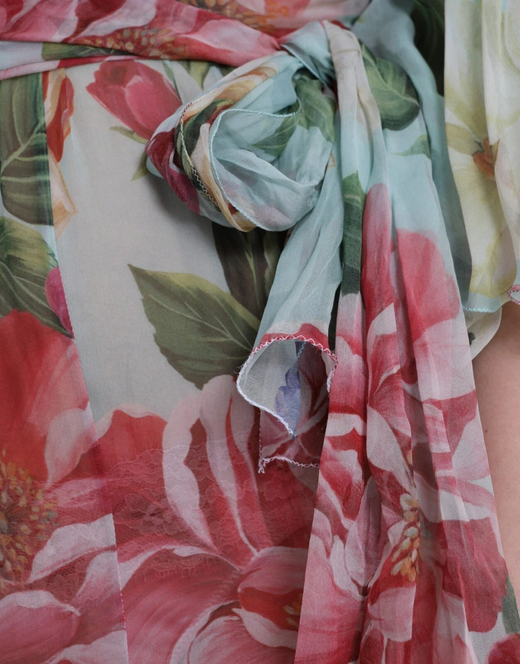 Robe longue maxi à motifs floraux bleus de Dolce & Gabbana, coupe en couches avec décolleté et bretelles fines.