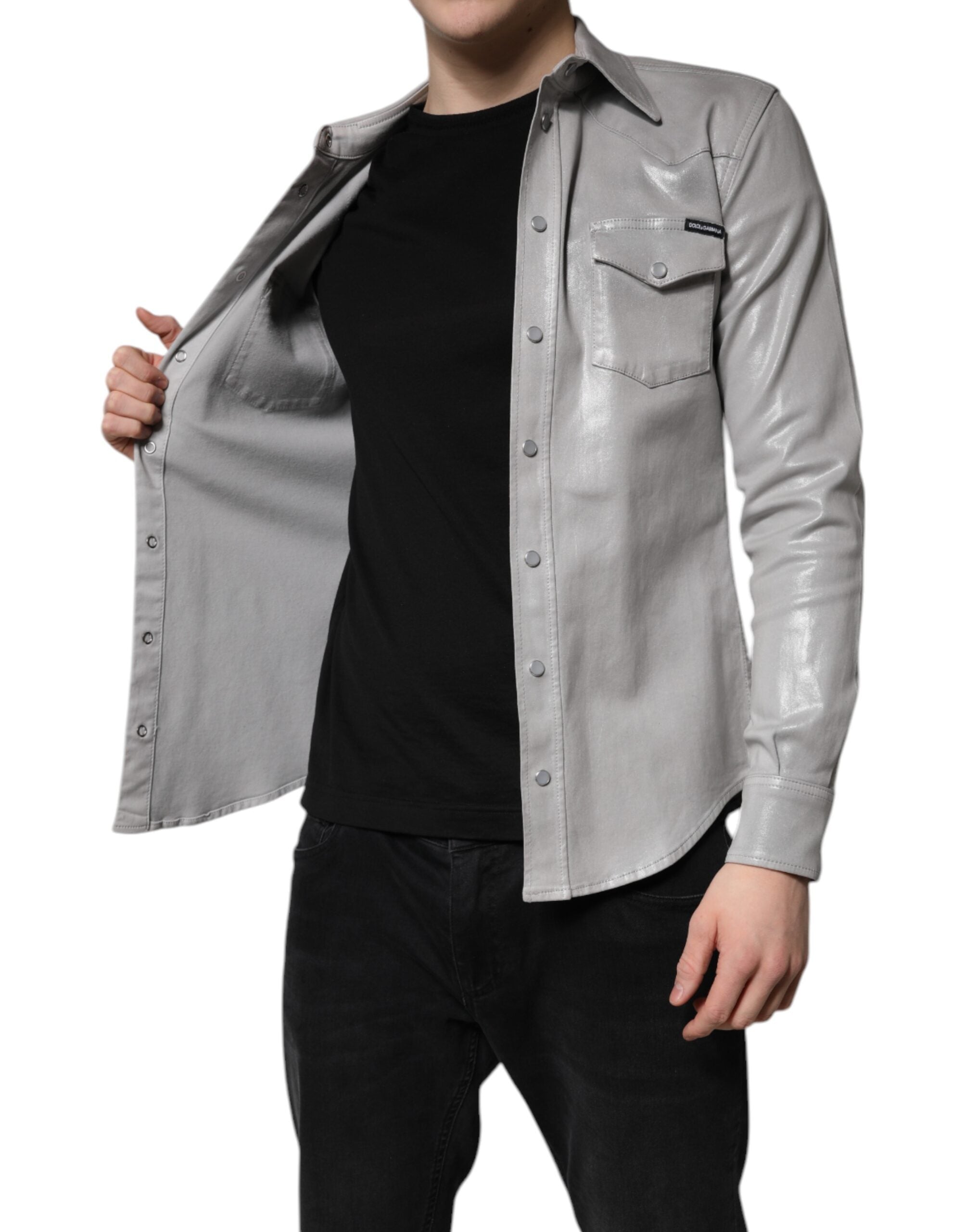 Chemise en coton gris métallisé Dolce & Gabbana à boutons, élégante et moderne, portée sur un mannequin.