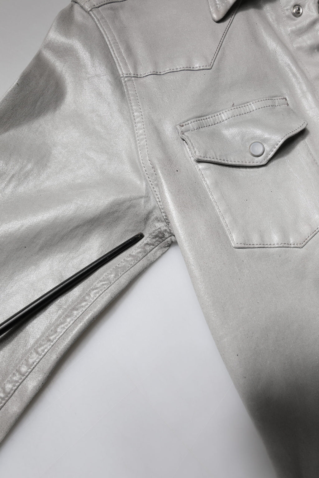 Chemise en coton gris métallisé Dolce & Gabbana à boutons, style élégant et moderne, vue de face.