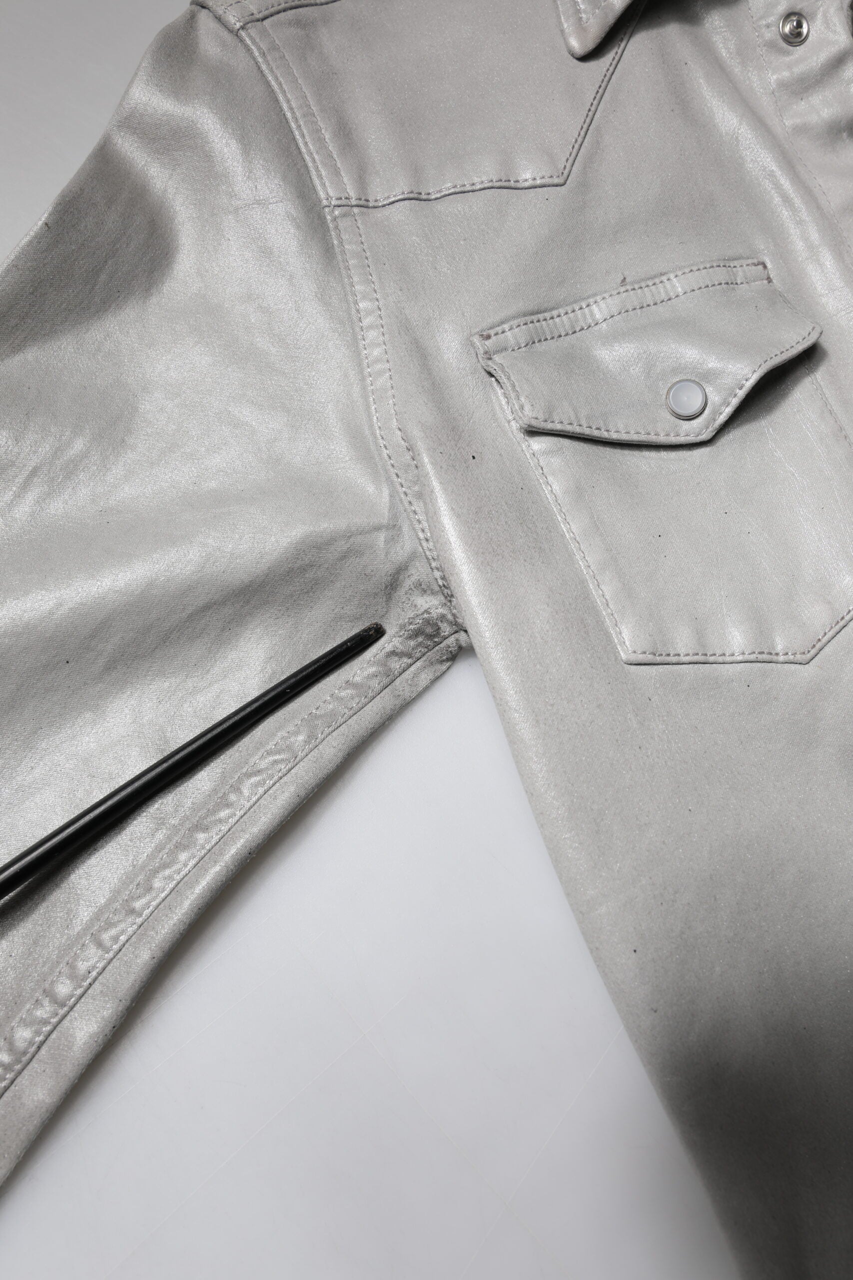 Chemise en coton gris métallisé Dolce & Gabbana à boutons, style élégant et moderne, vue de face.