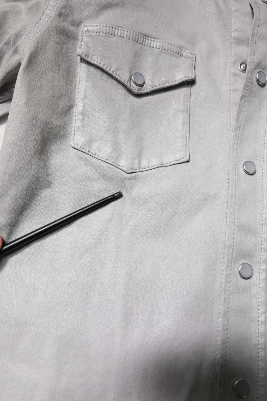 Chemise en coton gris métallisé Dolce & Gabbana avec boutons, élégante et moderne, vue de face.