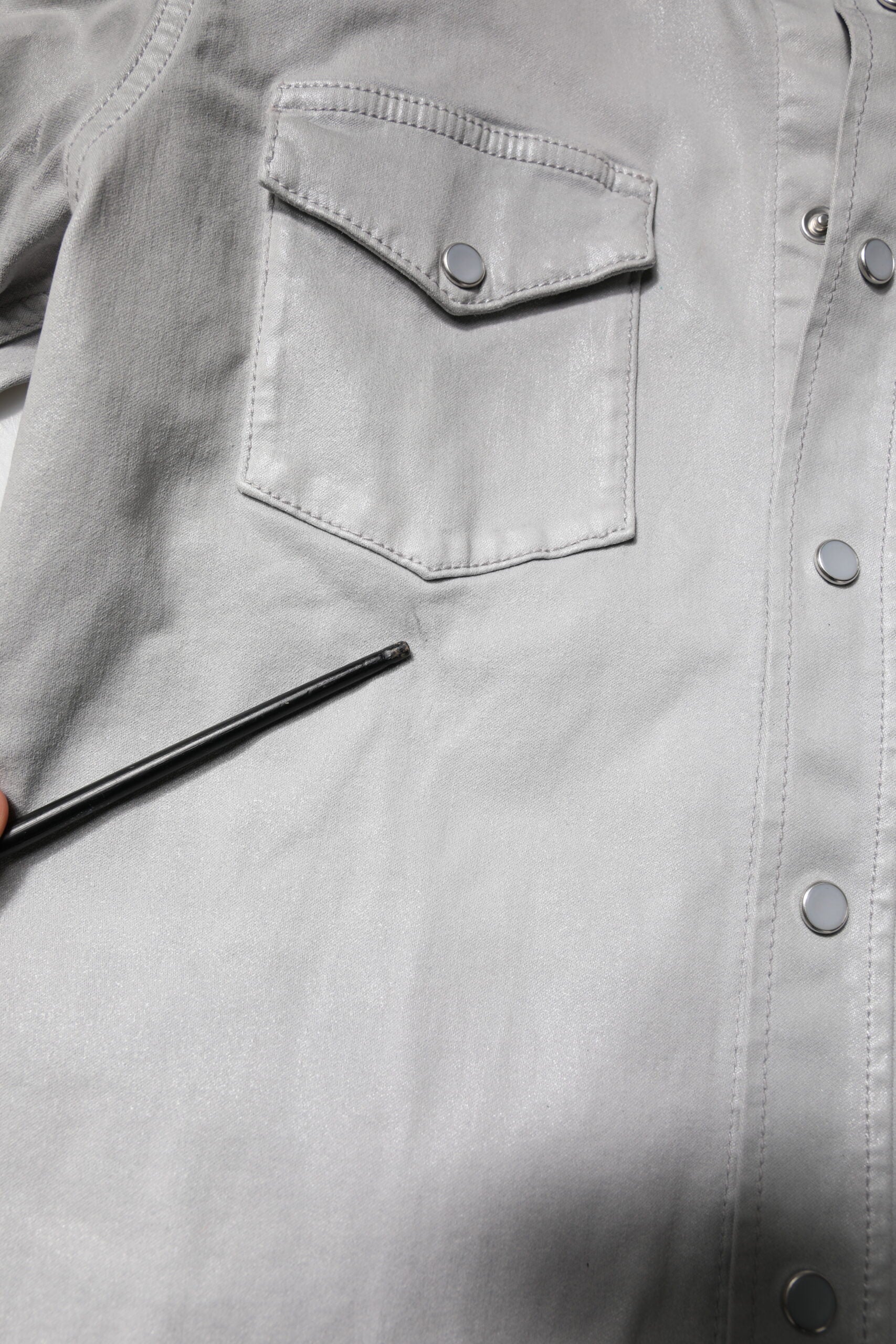 Chemise en coton gris métallisé Dolce & Gabbana avec boutons, élégante et moderne, vue de face.