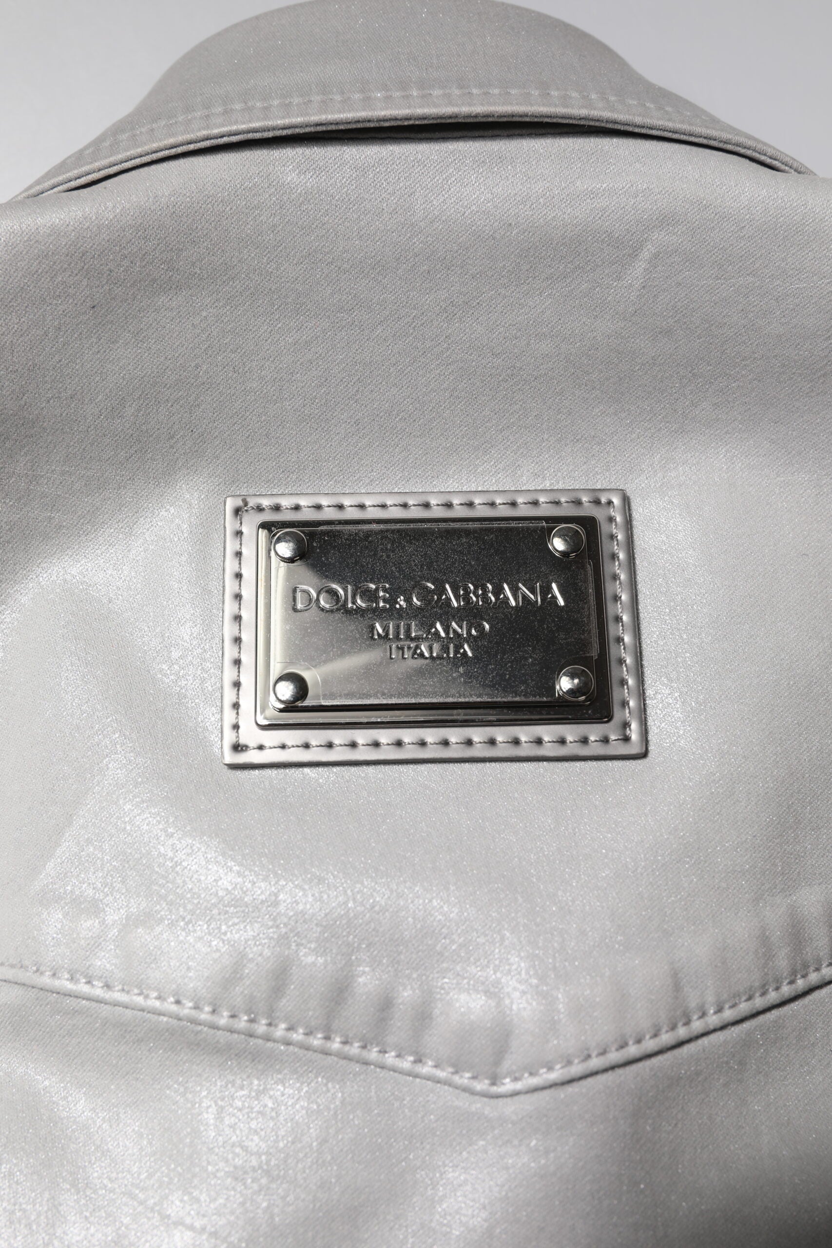 Chemise en coton gris métallisé Dolce & Gabbana avec boutons, élégante et sophistiquée pour un style moderne.